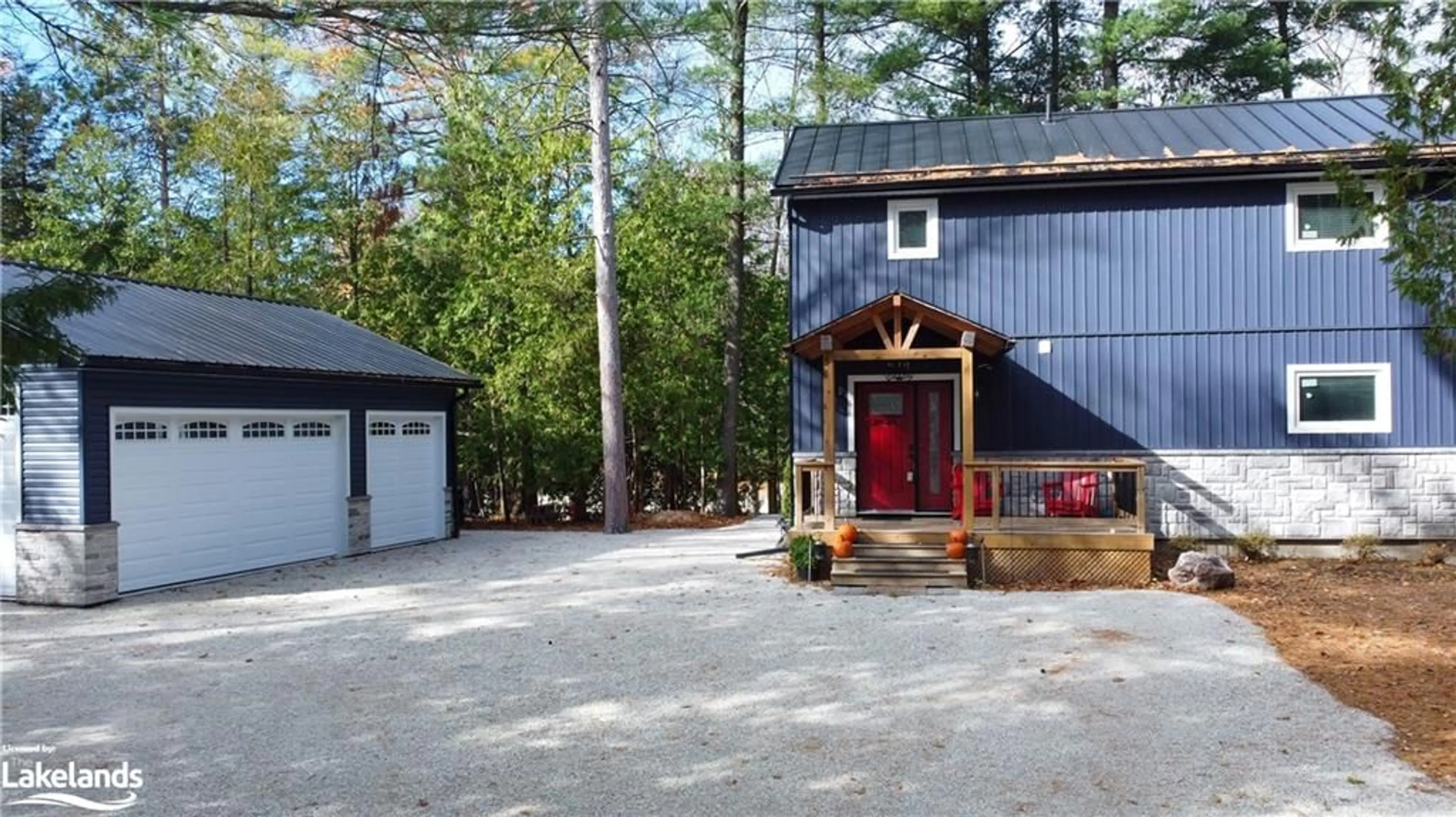 Indoor garage, wood floors for 44 Stroud Cres, Wasaga Beach Ontario L9Z 2T5