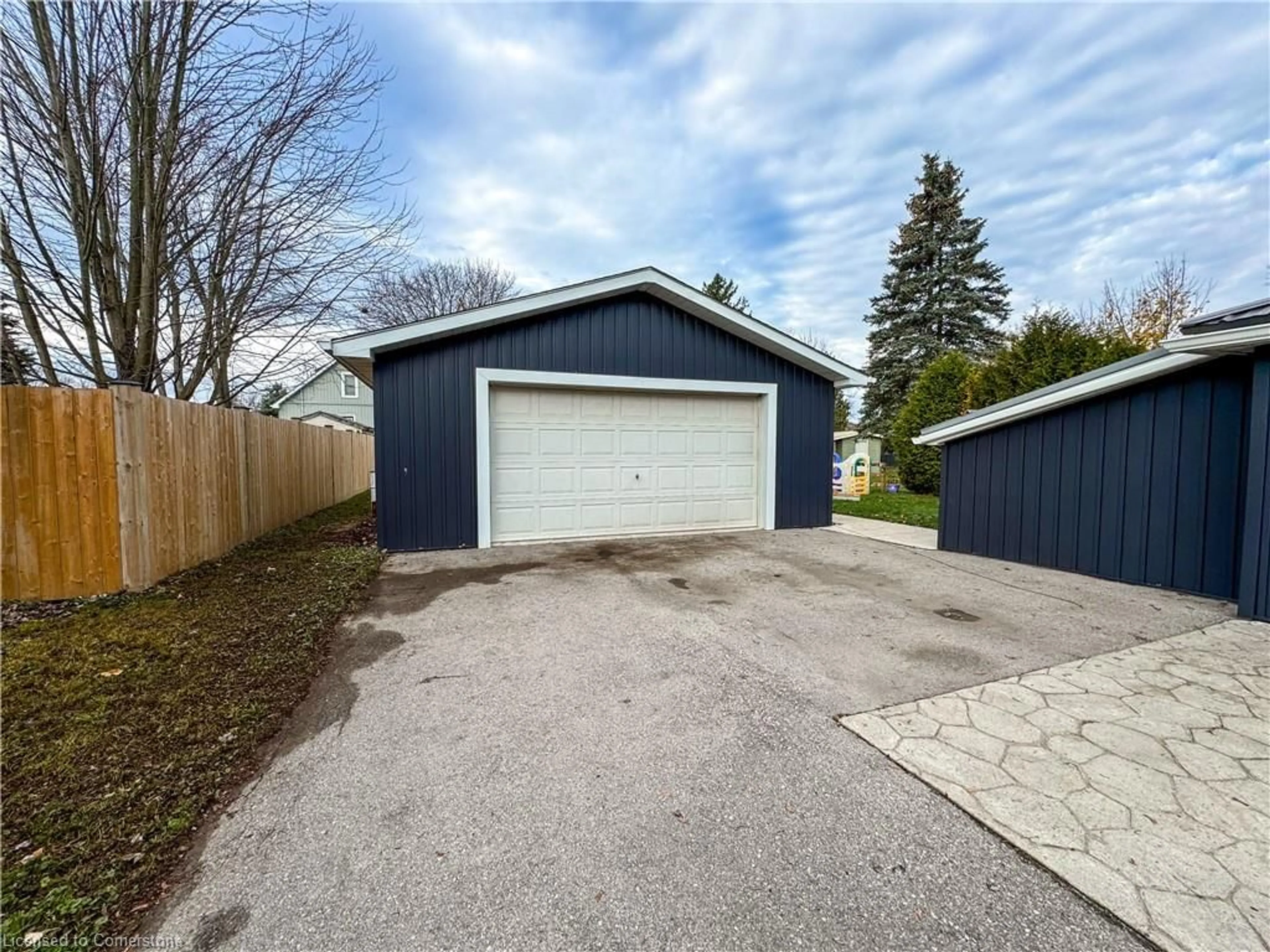 Indoor garage for 174 Wellington St, Waterford Ontario N0E 1Y0