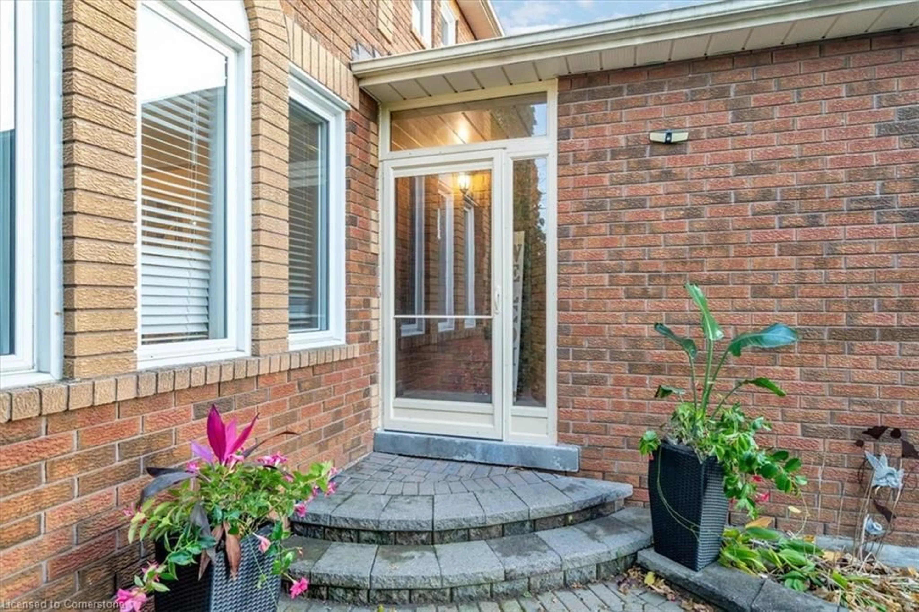 Indoor entryway, wood floors for 1 Barwick Crt, Whitby Ontario L1N 9C2