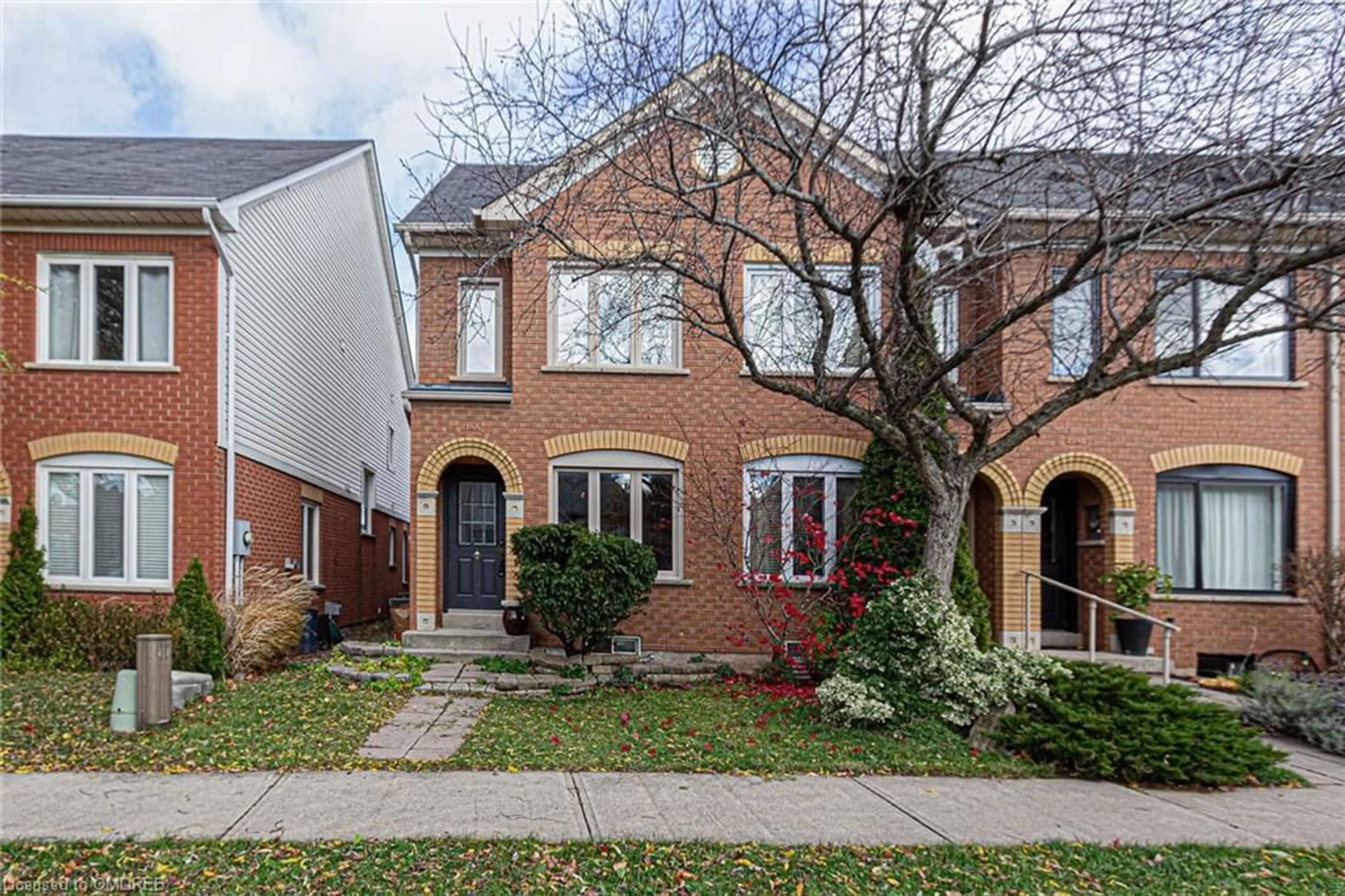 A pic from exterior of the house or condo, the street view for 2185 Oakpoint Rd, Oakville Ontario L6M 3N4