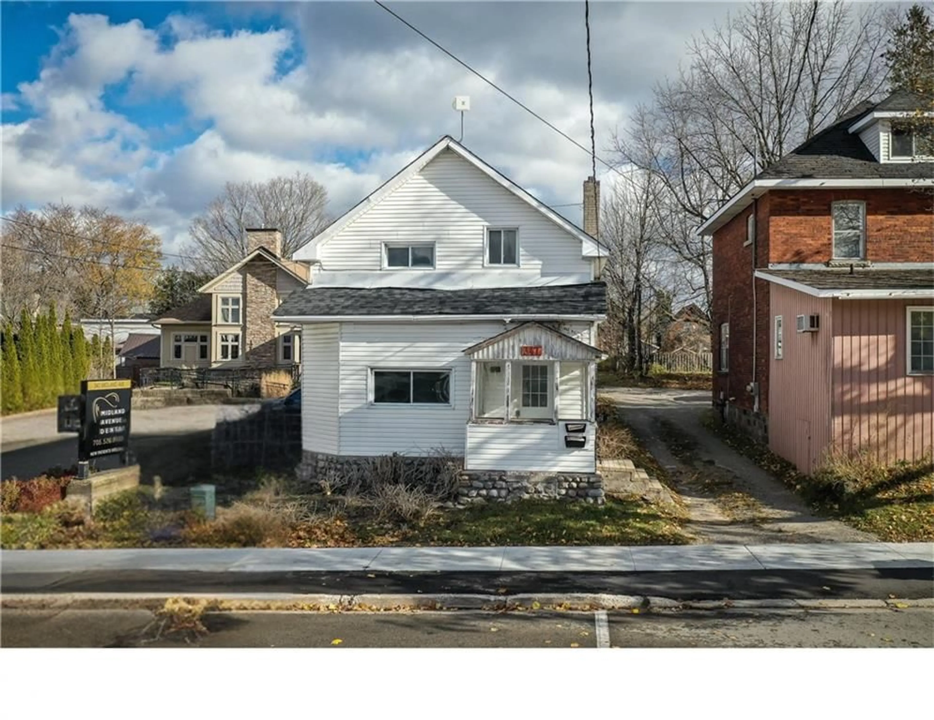 Frontside or backside of a home, the street view for 347 Midland Ave, Midland Ontario L4R 3K8