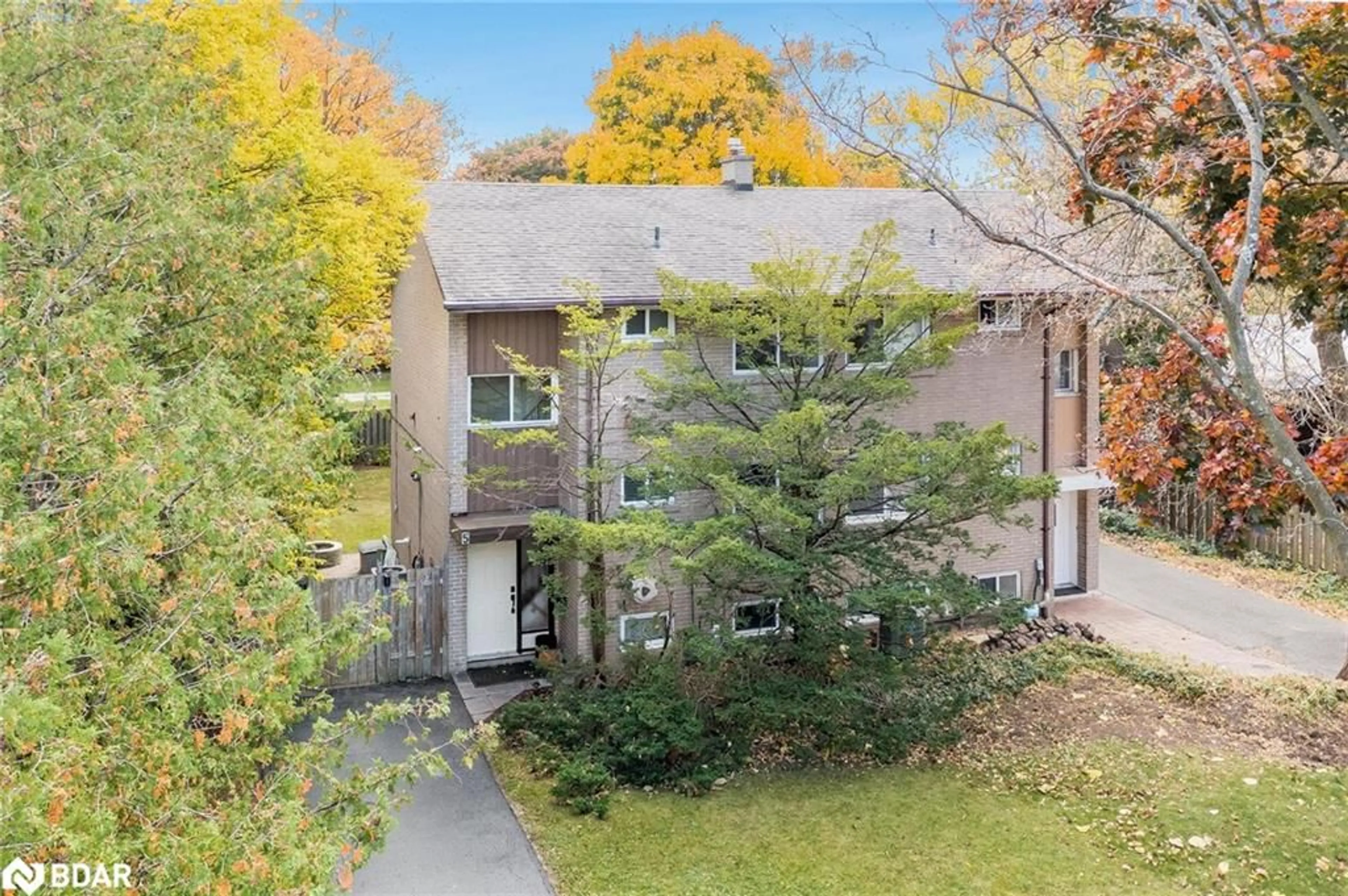 A pic from exterior of the house or condo, the front or back of building for 5 Vanity Crt, Toronto Ontario M3A 1W9