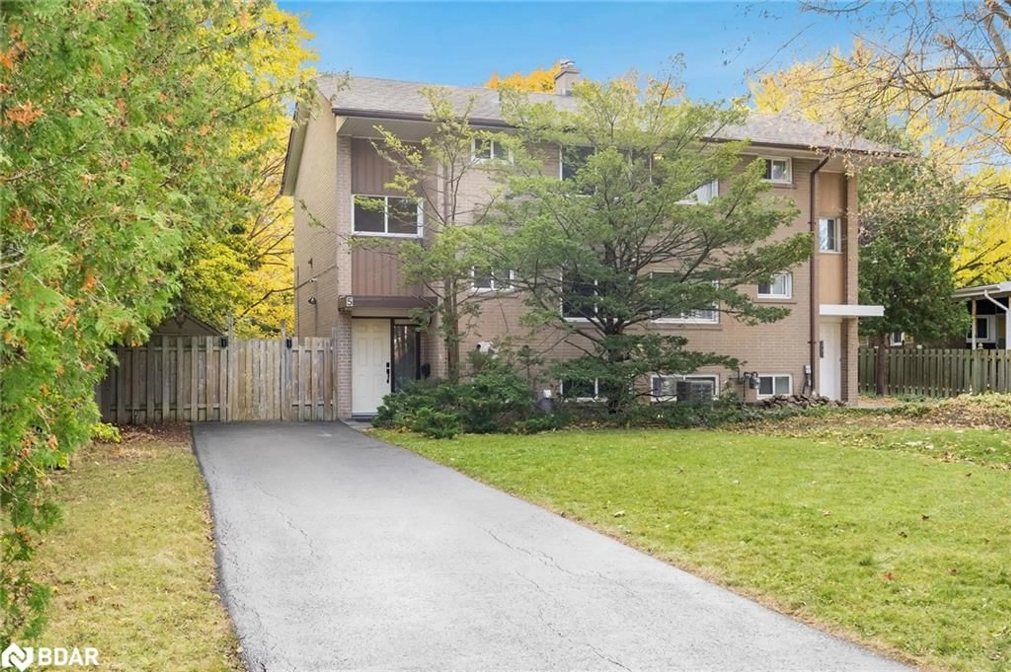 A pic from exterior of the house or condo, the street view for 5 Vanity Crt, Toronto Ontario M3A 1W9