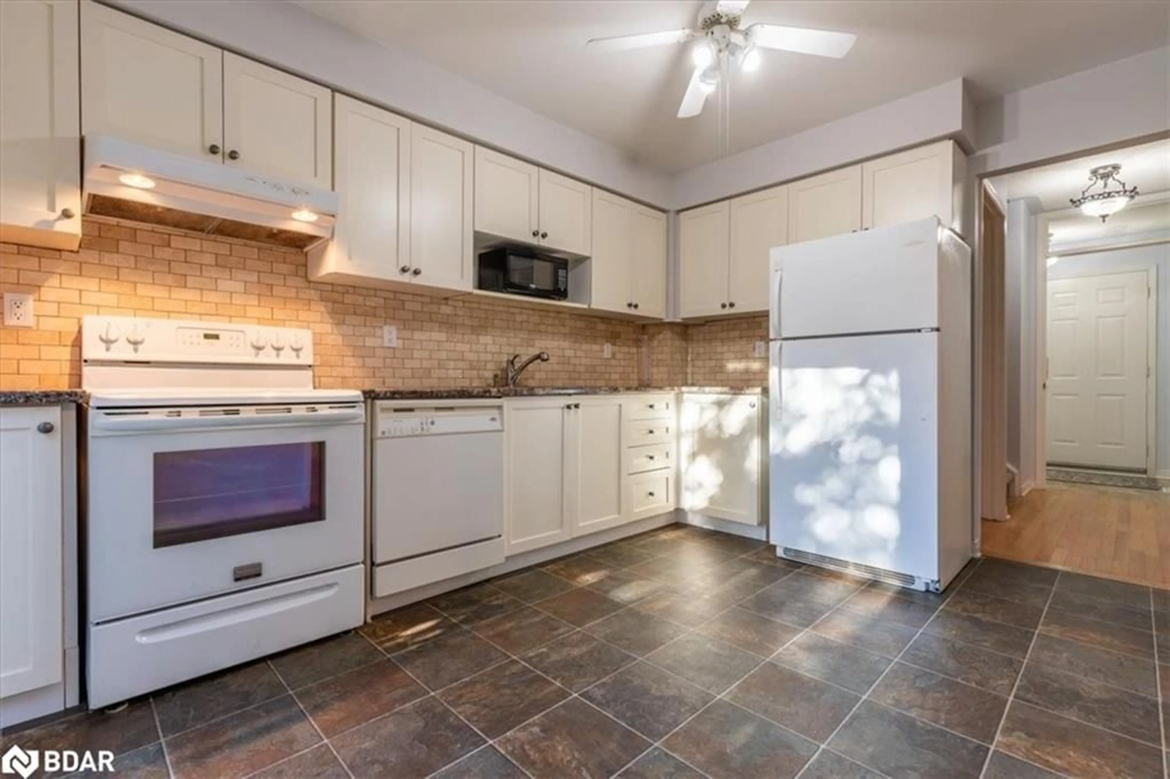 Standard kitchen, wood floors, cottage for 120 D'ambrosio Dr #28, Barrie Ontario L4N 7W3