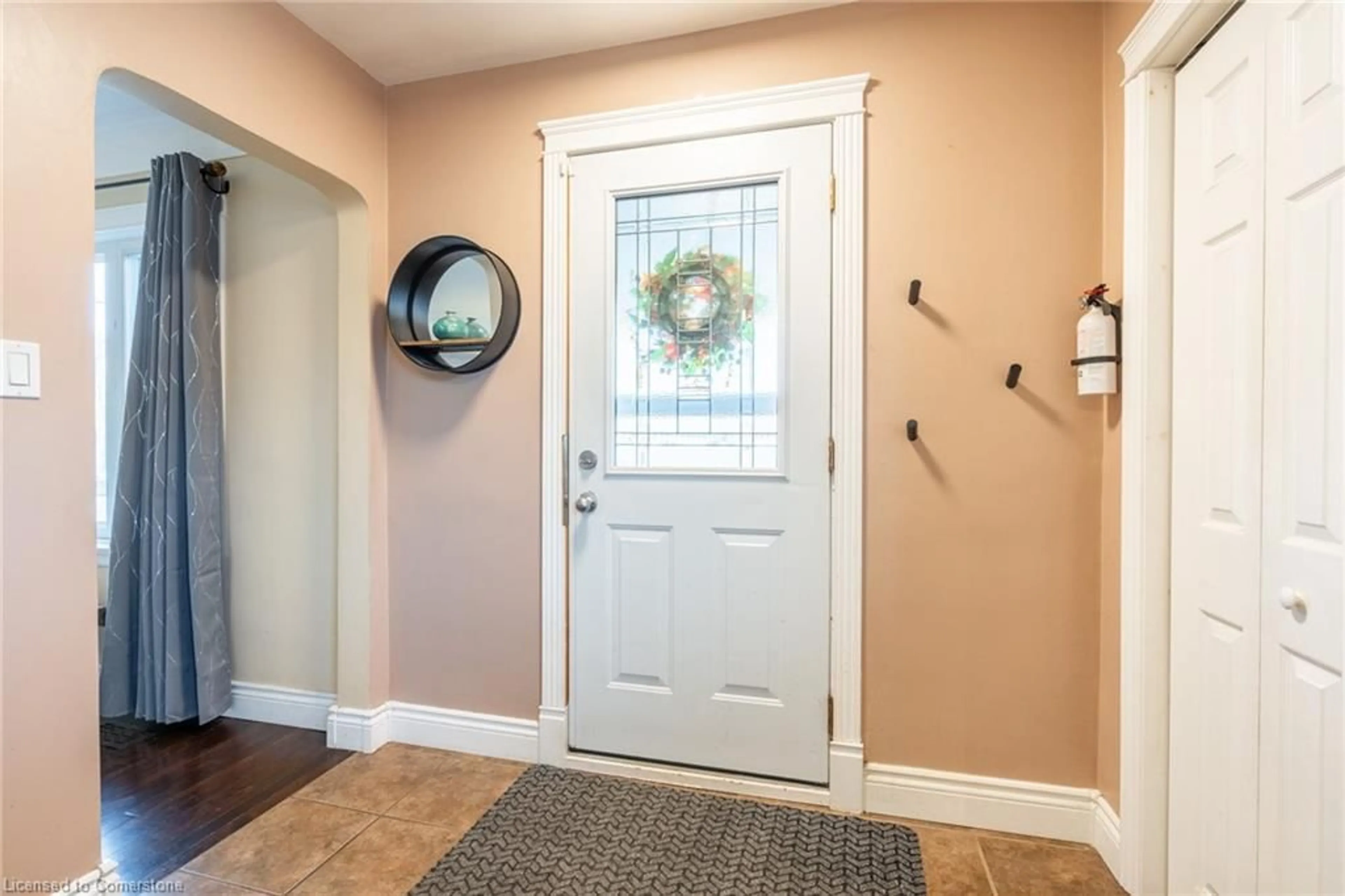 Indoor entryway, wood floors for 702 Seventh Ave, Hamilton Ontario L8T 1V1