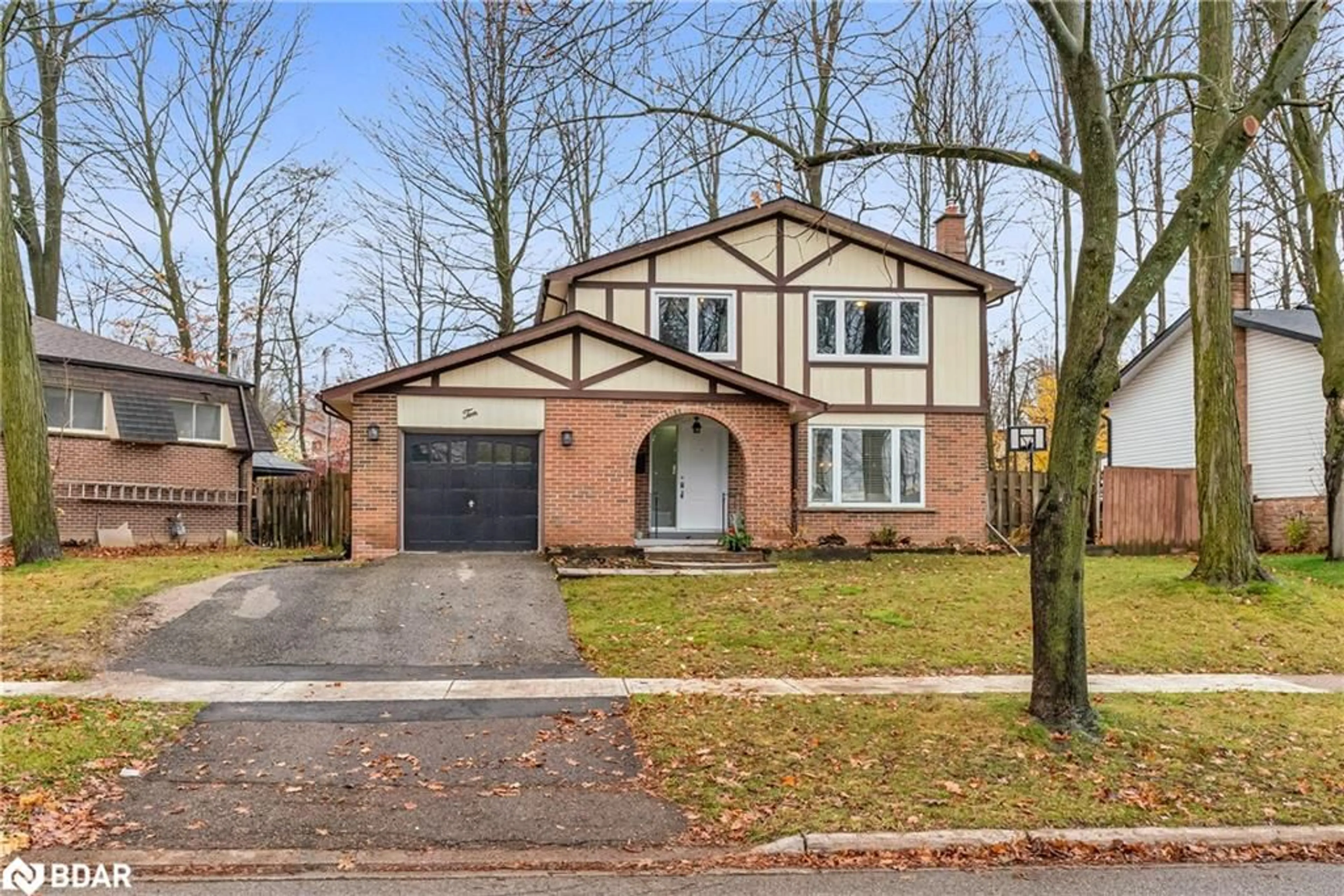 Home with brick exterior material for 10 Birchwood Dr, Barrie Ontario L4M 4Z3