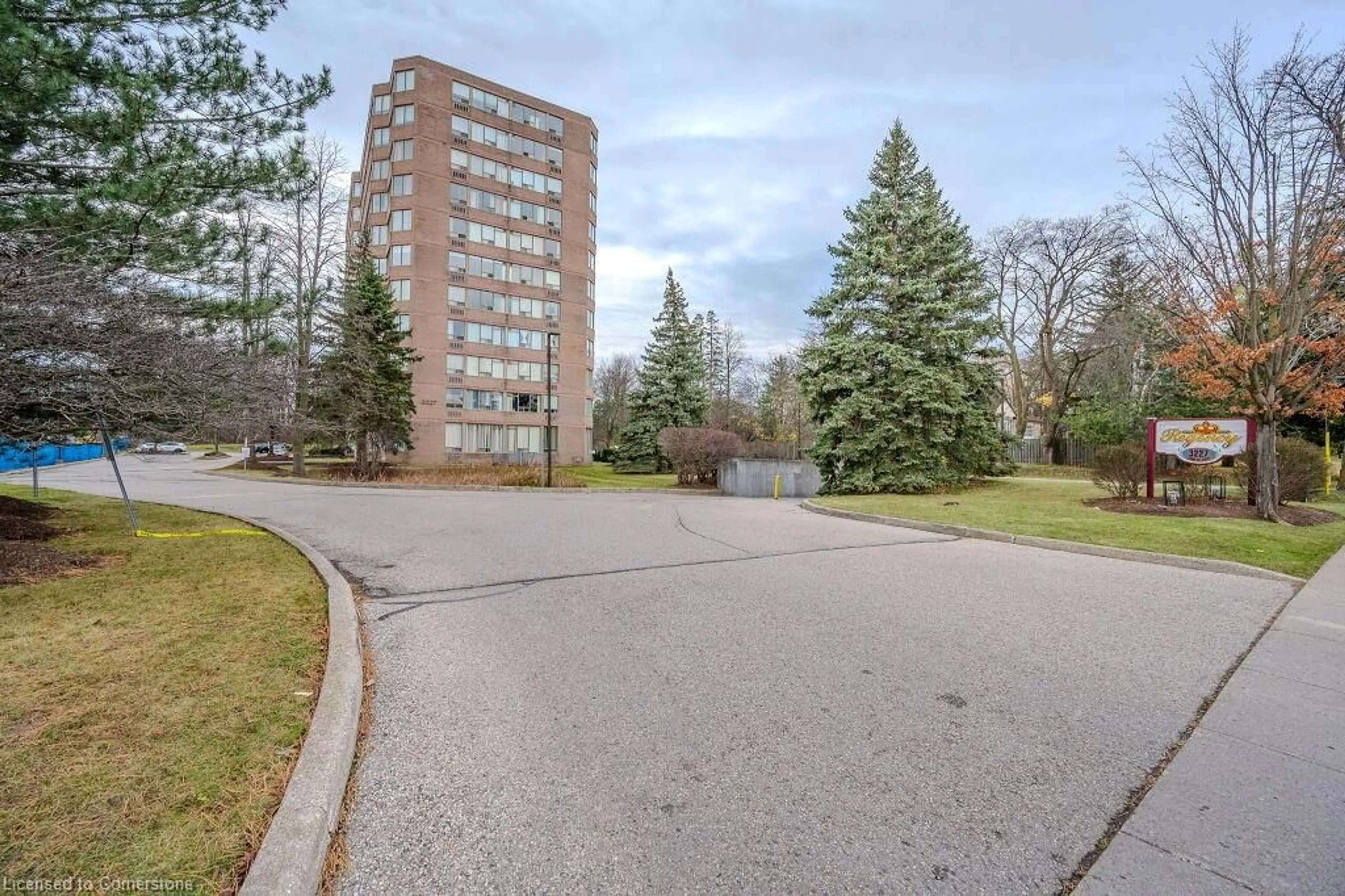 A pic from exterior of the house or condo, the street view for 3227 King St #301, Kitchener Ontario N2A 3Z9