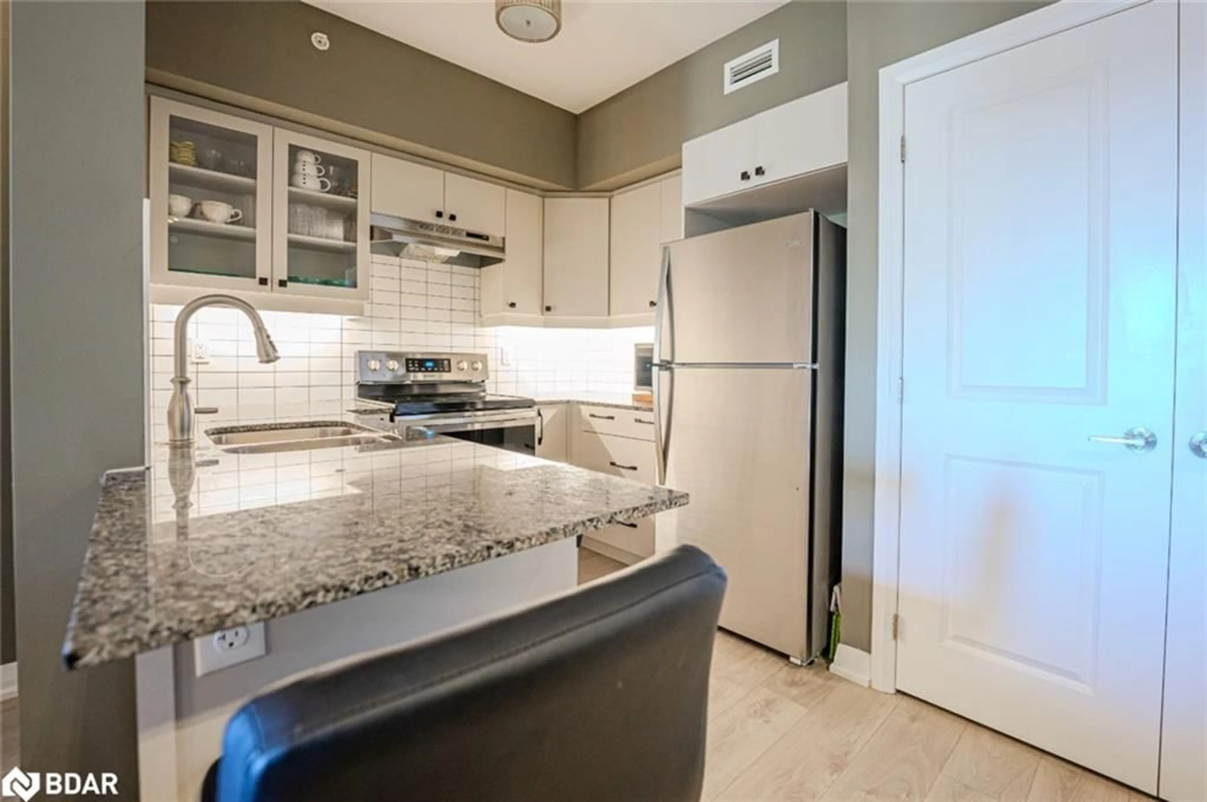 Open concept kitchen for 54 Koda St #112, Barrie Ontario L9J 0J6