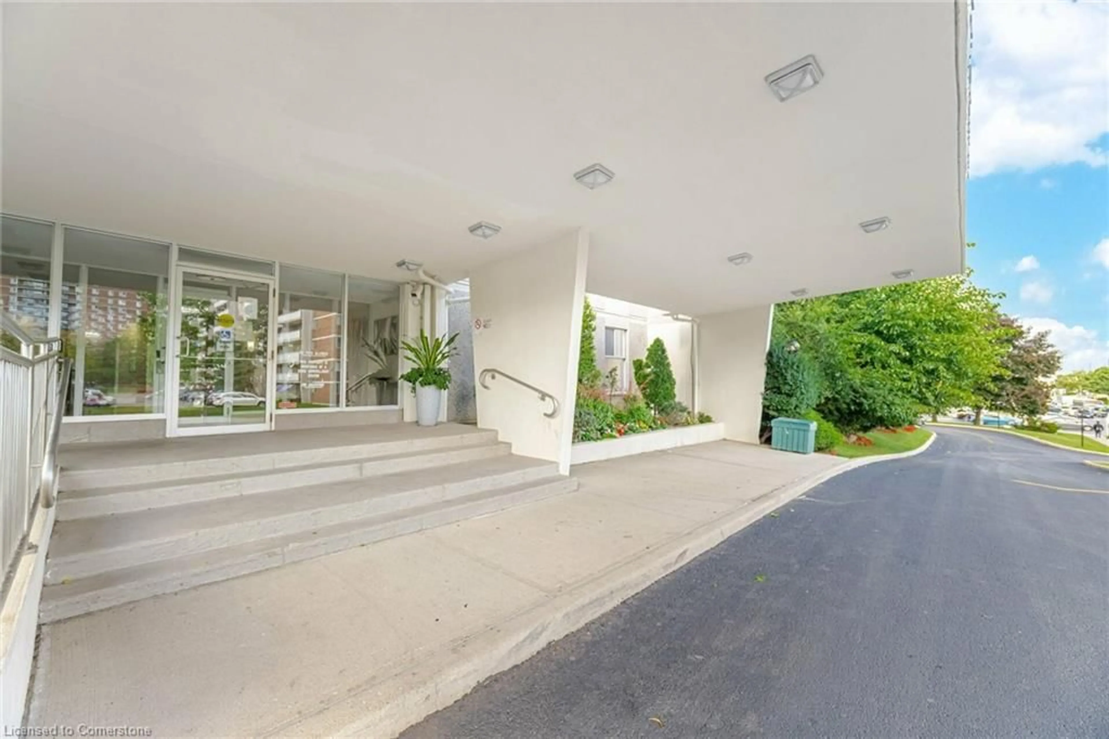 Indoor foyer, cement floor for 2 Glamorgan Ave #907, Toronto Ontario M1P 2M8