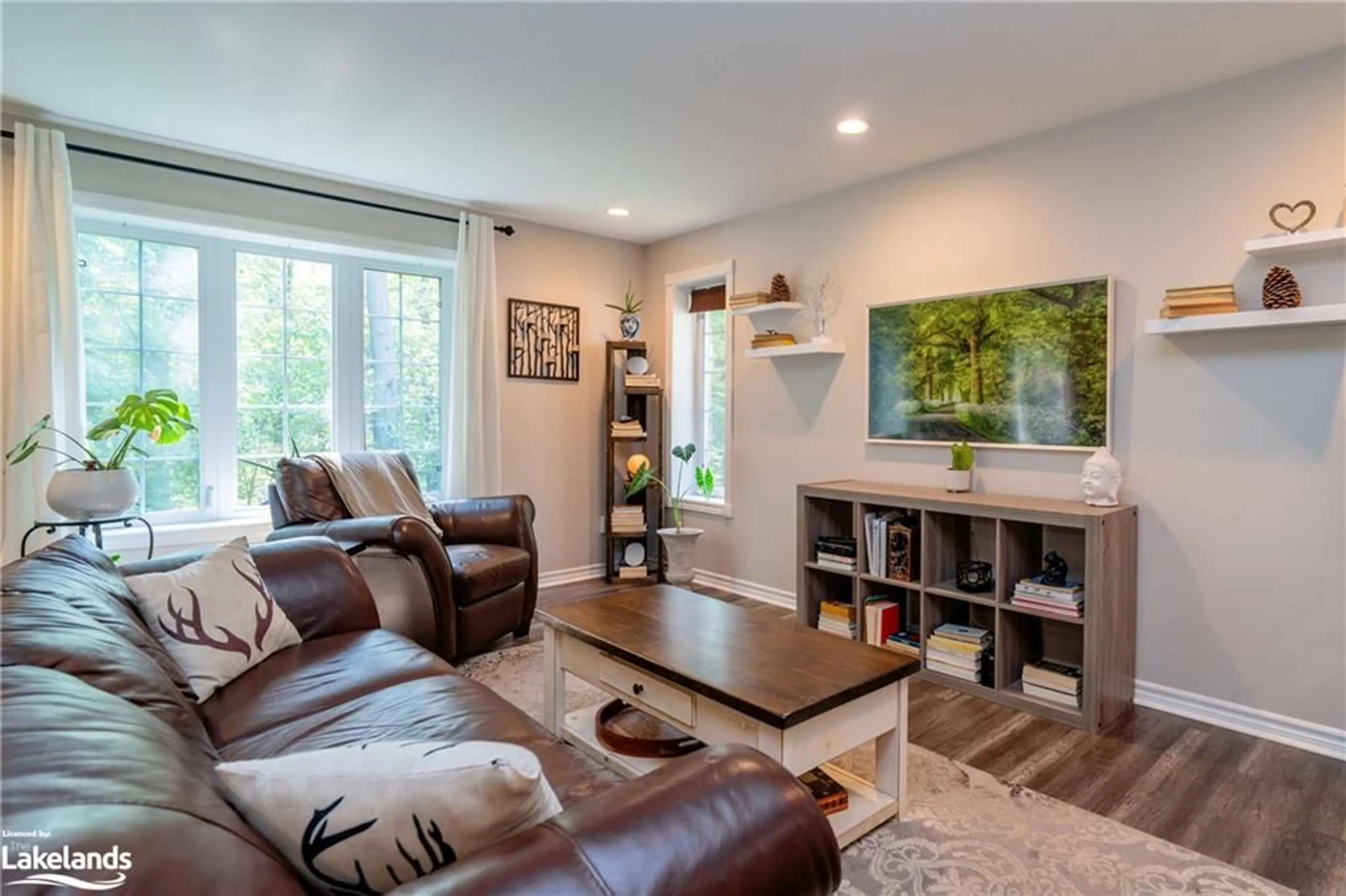 Living room, wood floors for 338 Williamsport Rd, Huntsville Ontario P1H 2J4