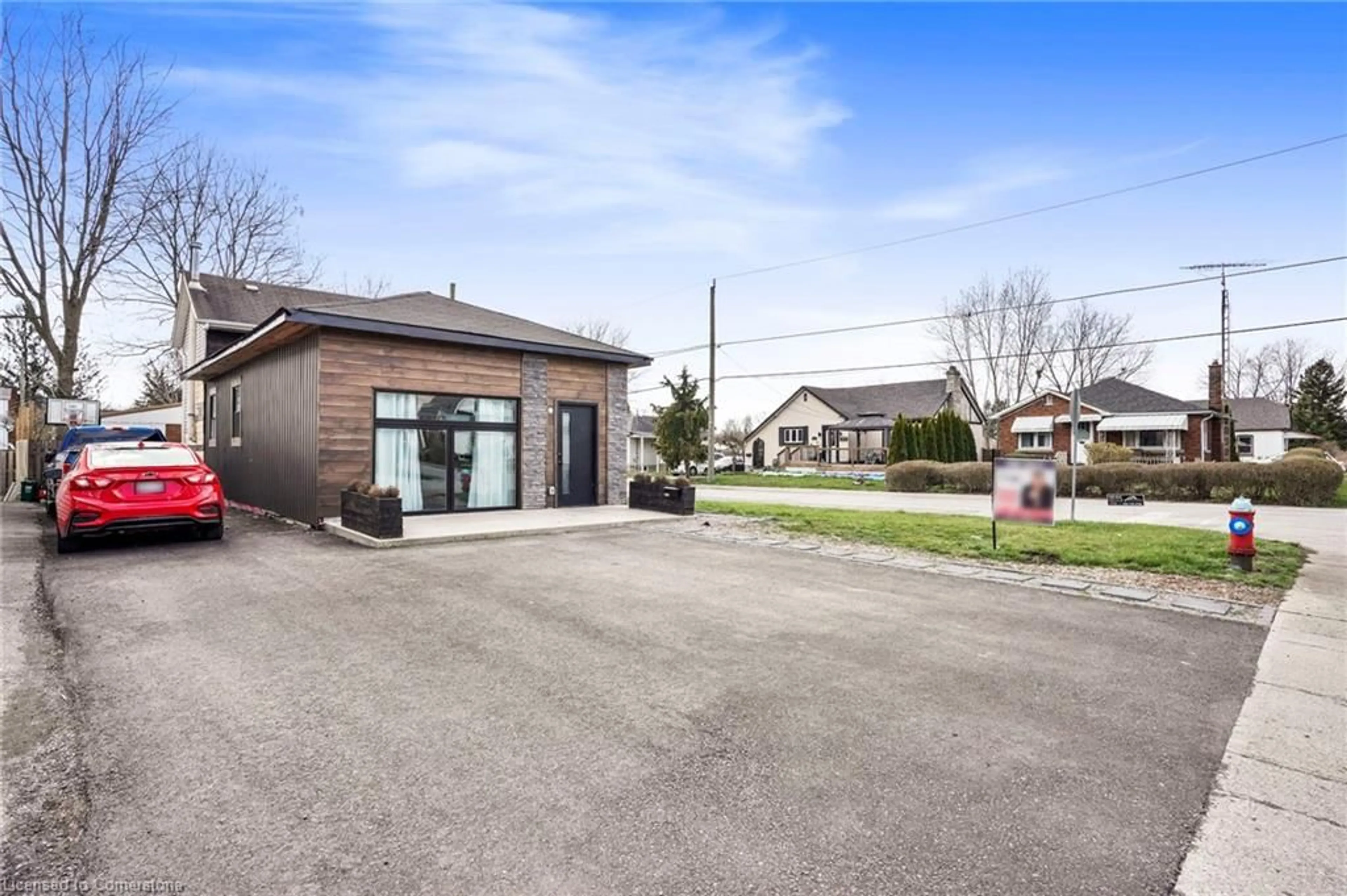 Patio, the front or back of building for 6546 Ash St, Niagara Falls Ontario L2G 2H5