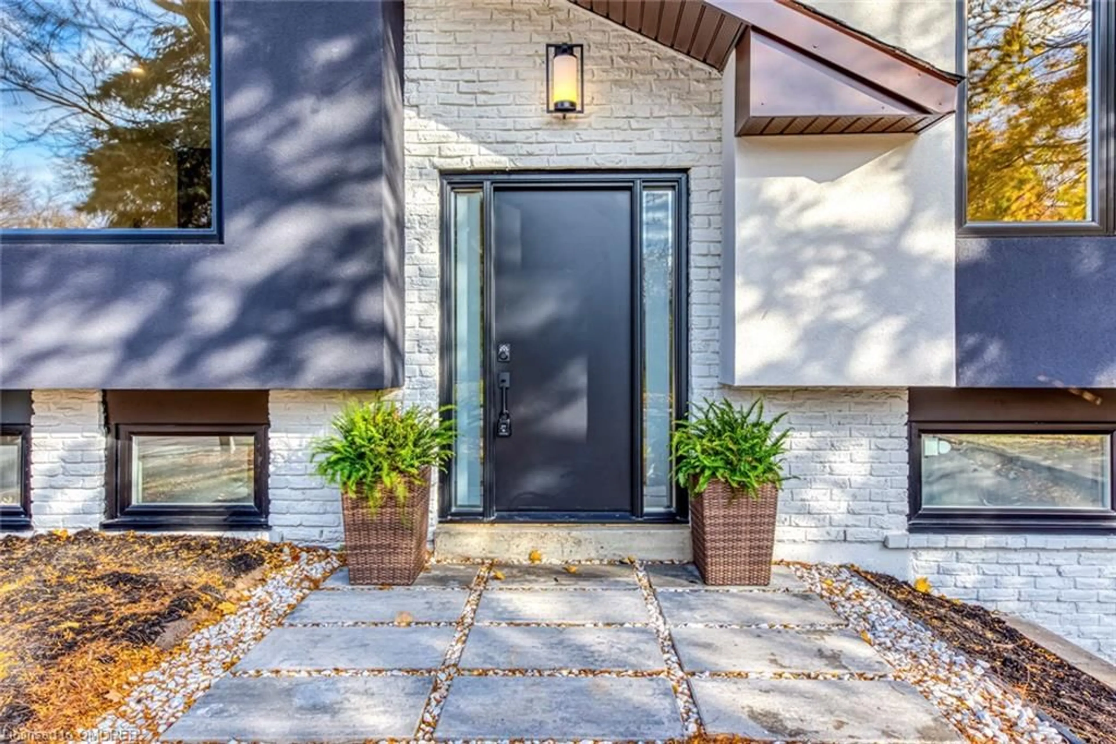 Indoor entryway, ceramic floors for 2243 Ingersoll Dr, Burlington Ontario L7P 3L1