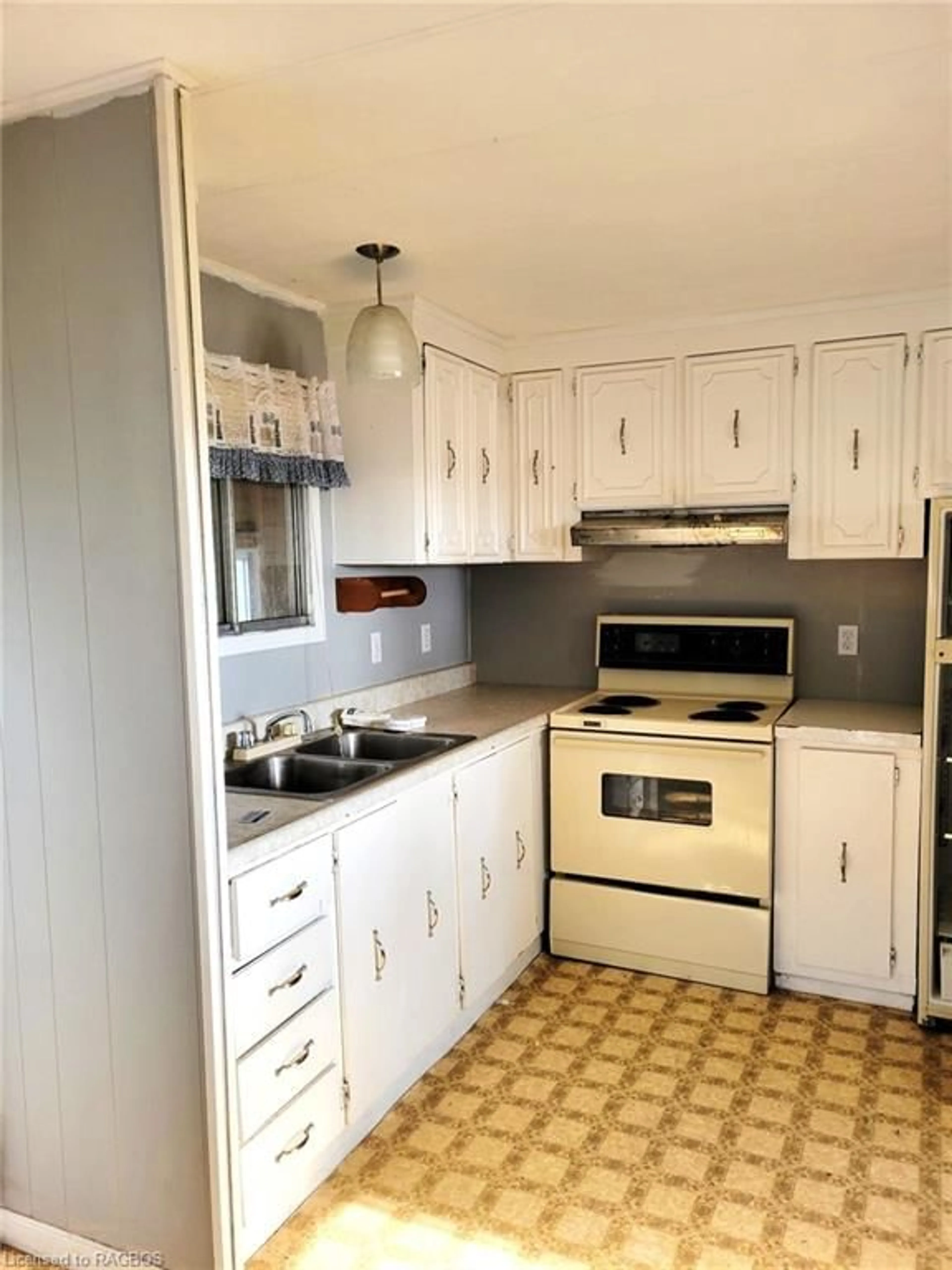 Standard kitchen, wood floors, cottage for 4933 Highway 9, Bervie Ontario N2Z 2Z5