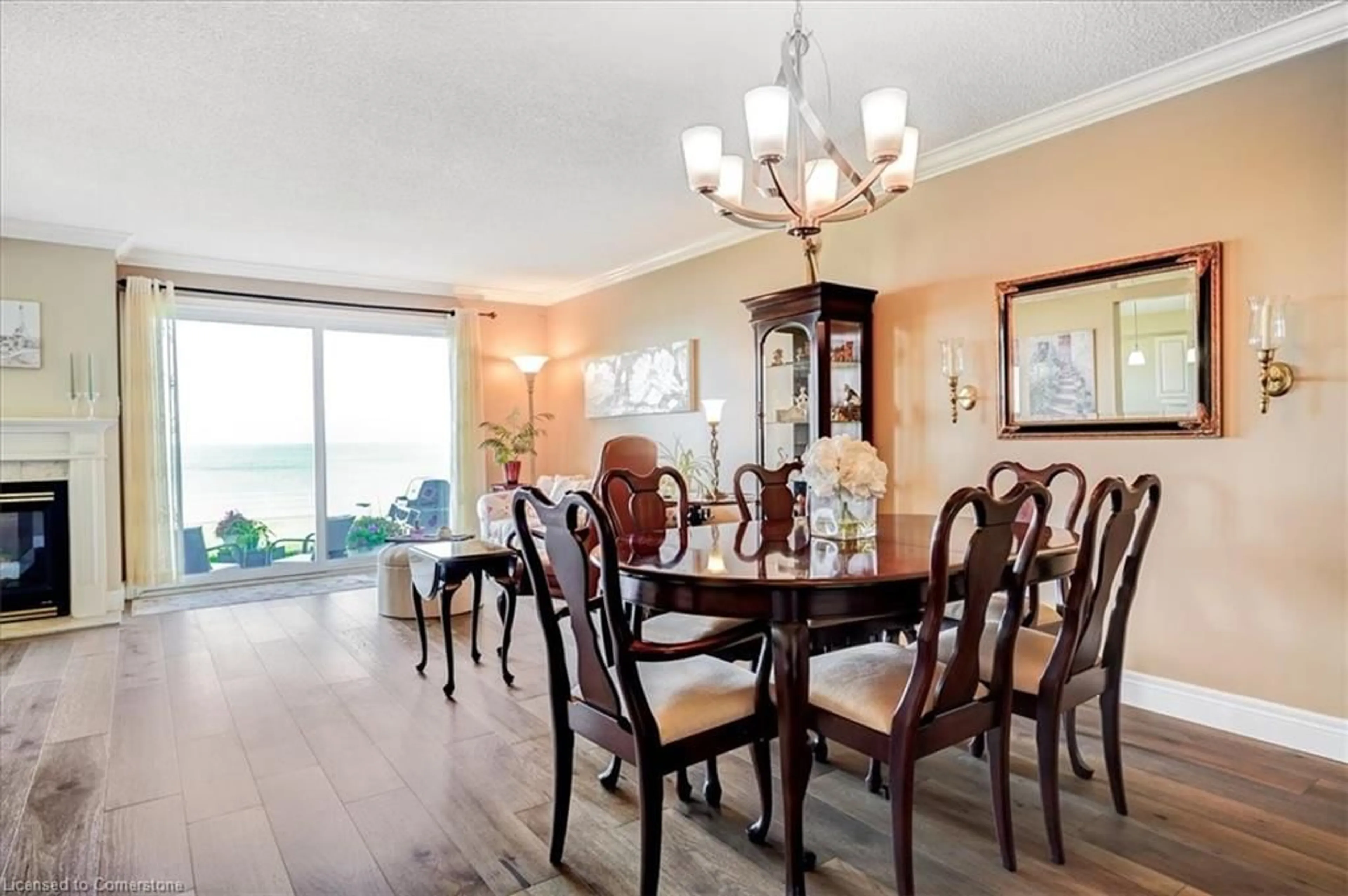 Dining room, wood floors, cottage for 515 North Service Rd #27, Stoney Creek Ontario L8E 5X6