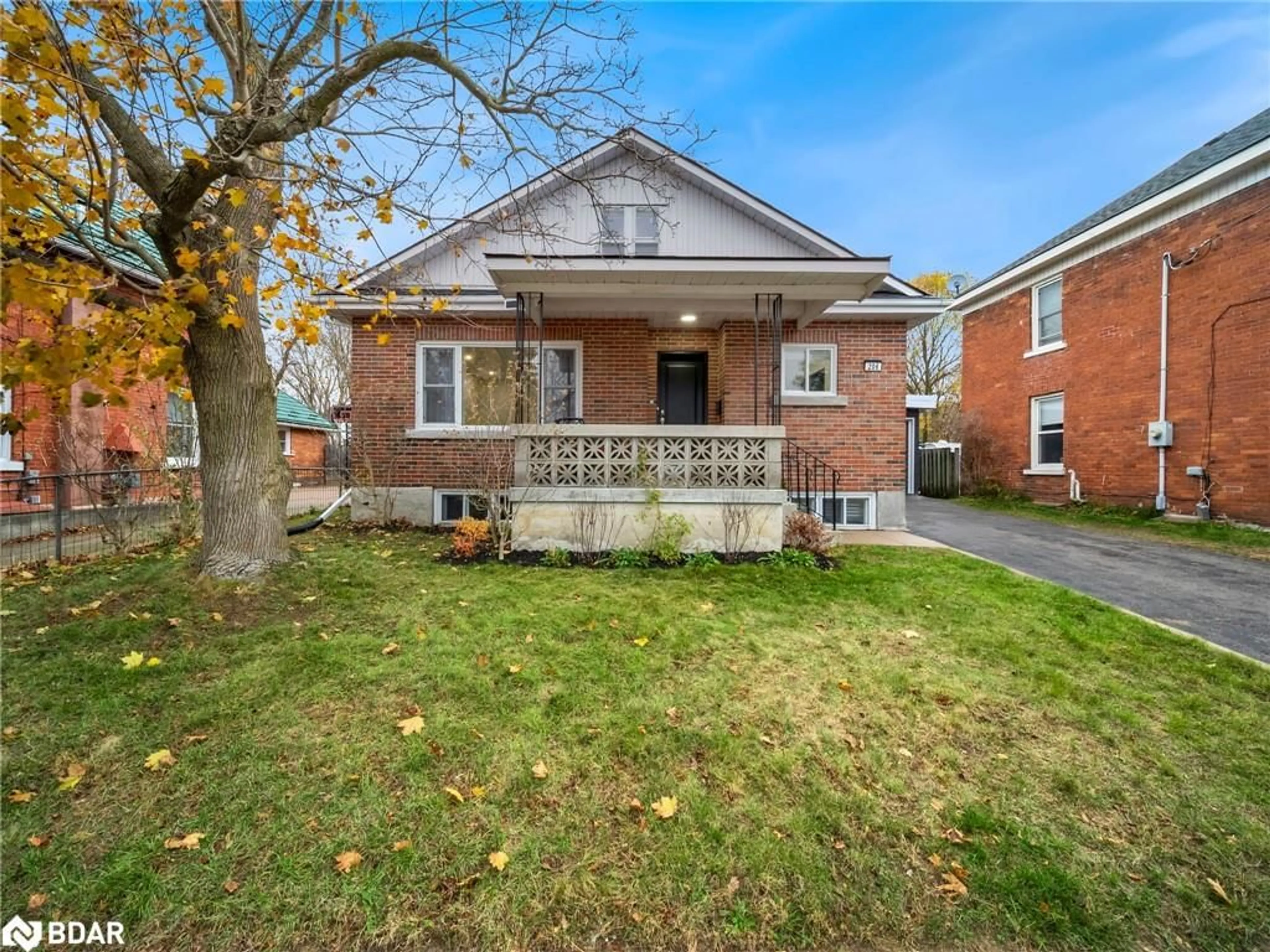 Home with brick exterior material for 206 Mary St, Orillia Ontario L3V 3E6