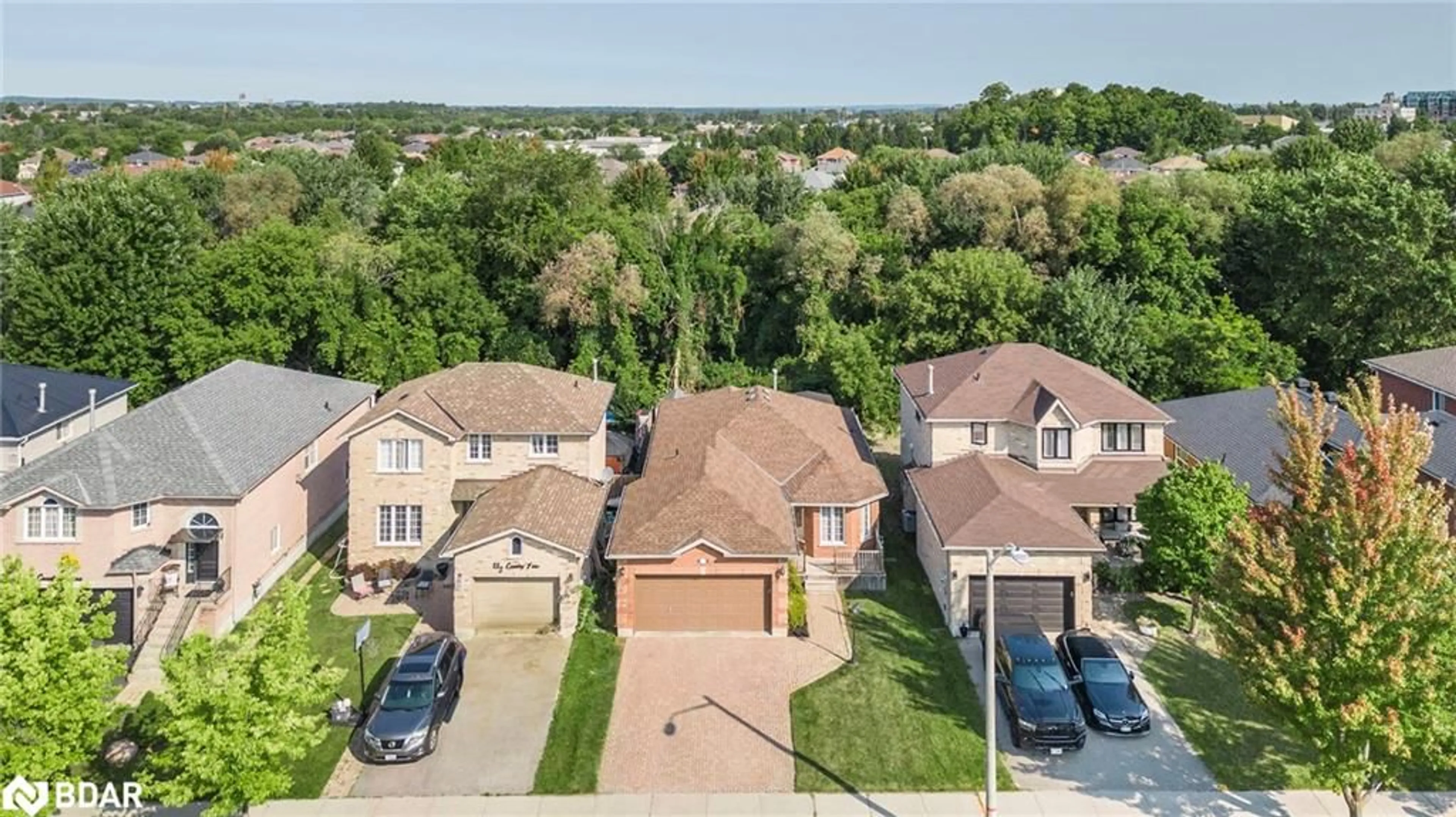 A pic from exterior of the house or condo, the street view for 134 Country Lane, Barrie Ontario L4N 0N2