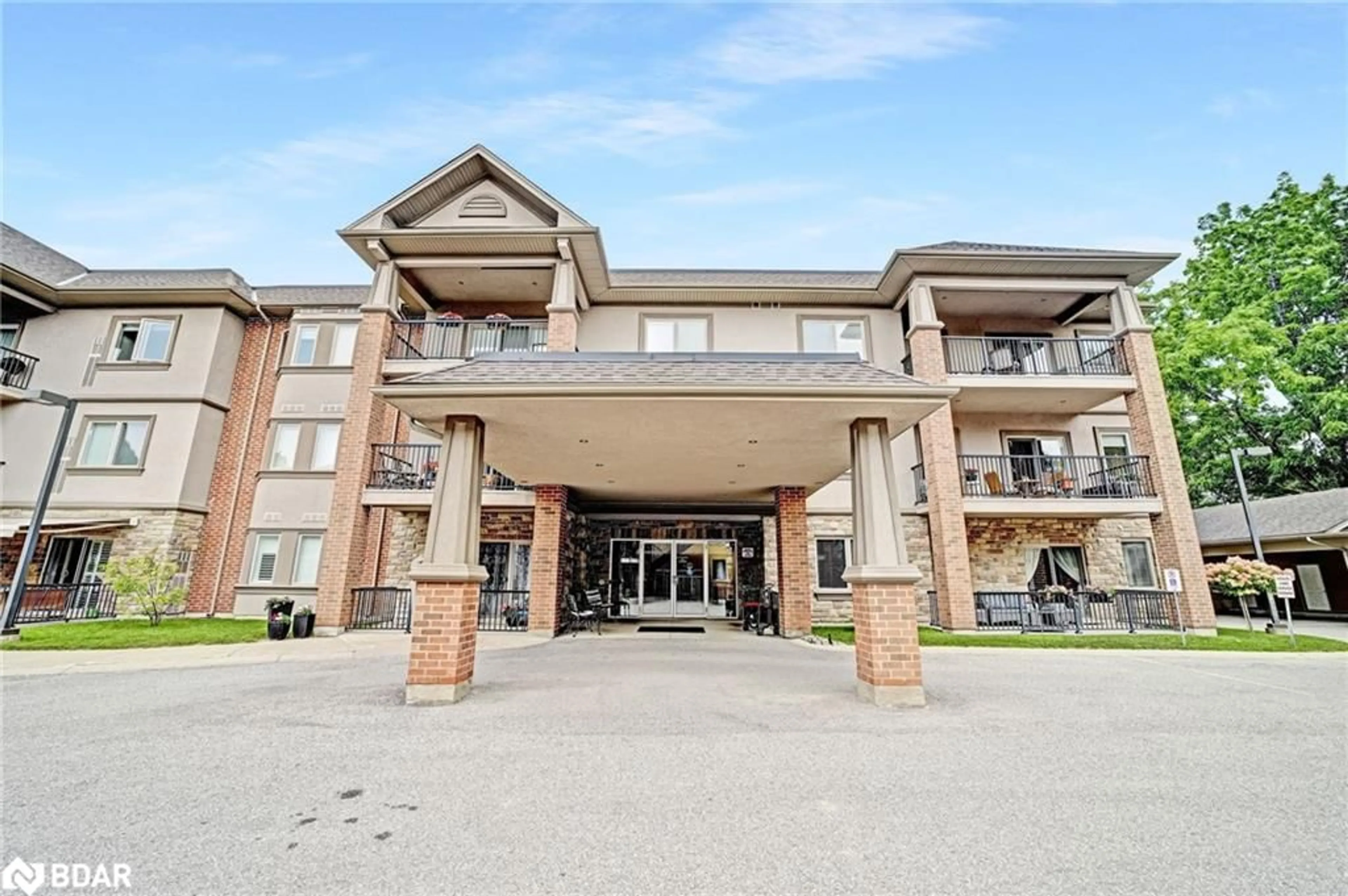 Indoor foyer for 19B Yonge St #103, Springwater Ontario L0L 1P0