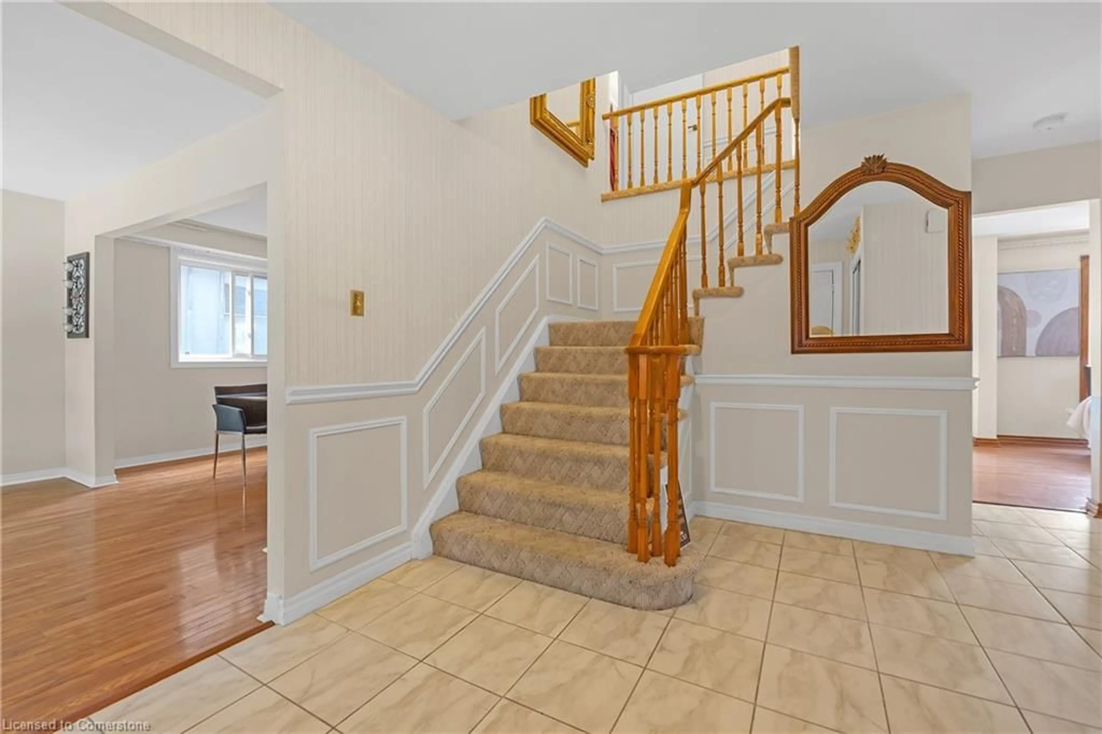 Indoor foyer, wood floors for 62 Bridlewood Dr, Dundas Ontario L9H 6H4