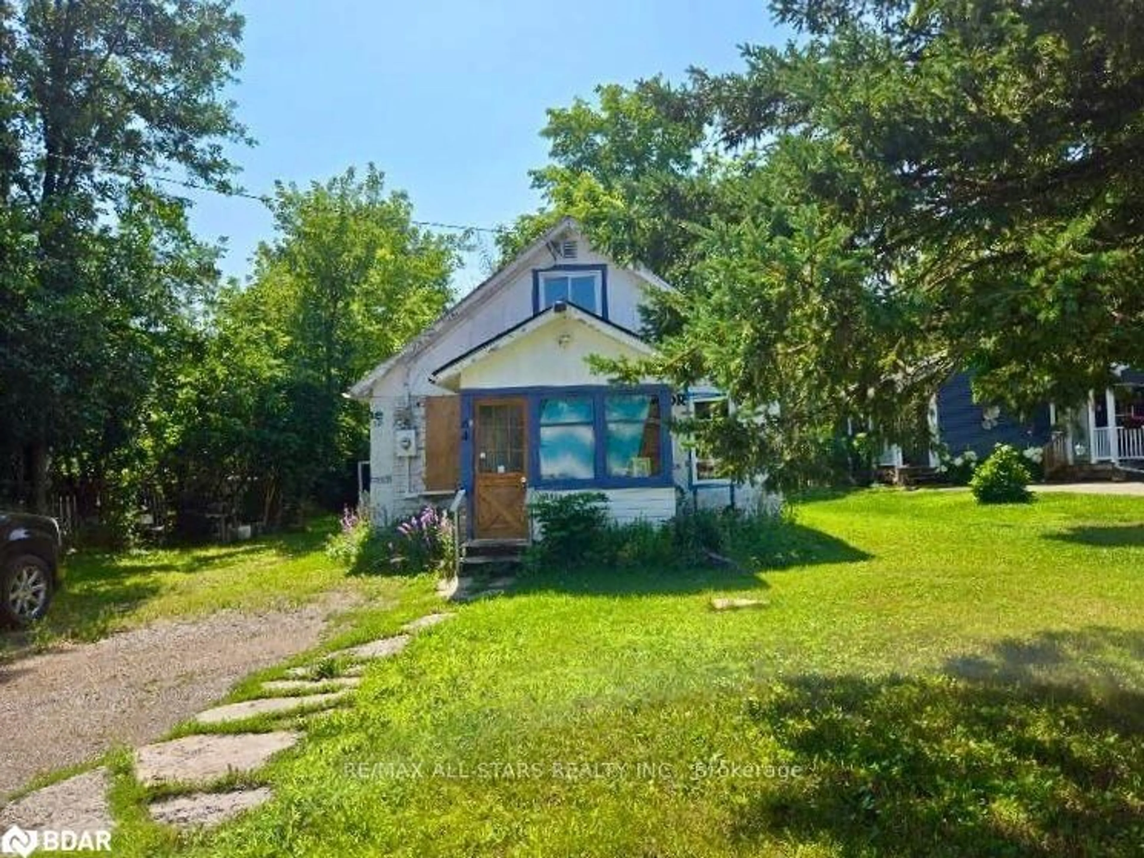 Frontside or backside of a home, cottage for 64 Head St, Bobcaygeon Ontario K0M 1A0