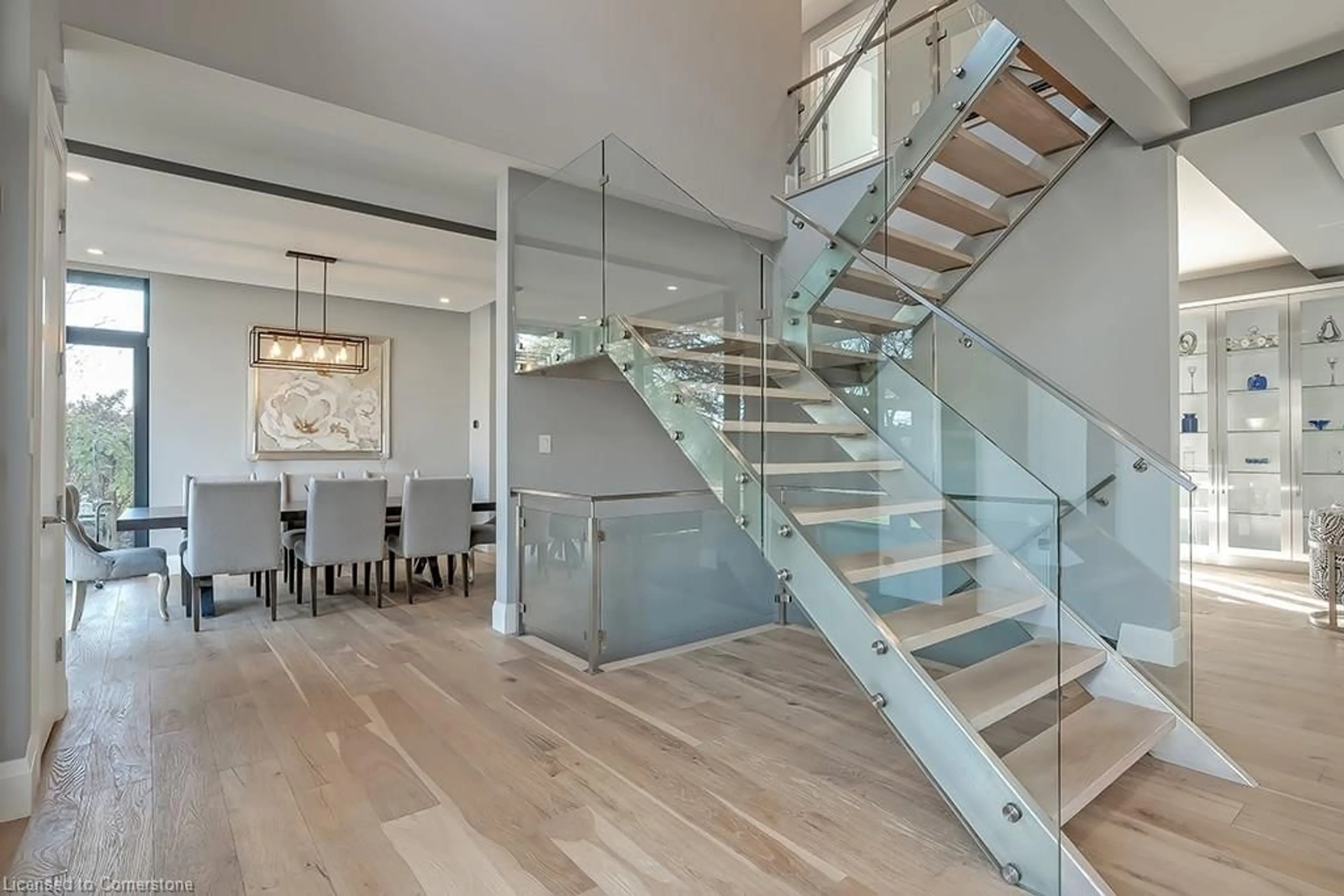 Stairs for 136 Avondale Crt, Burlington Ontario L7L 2M8