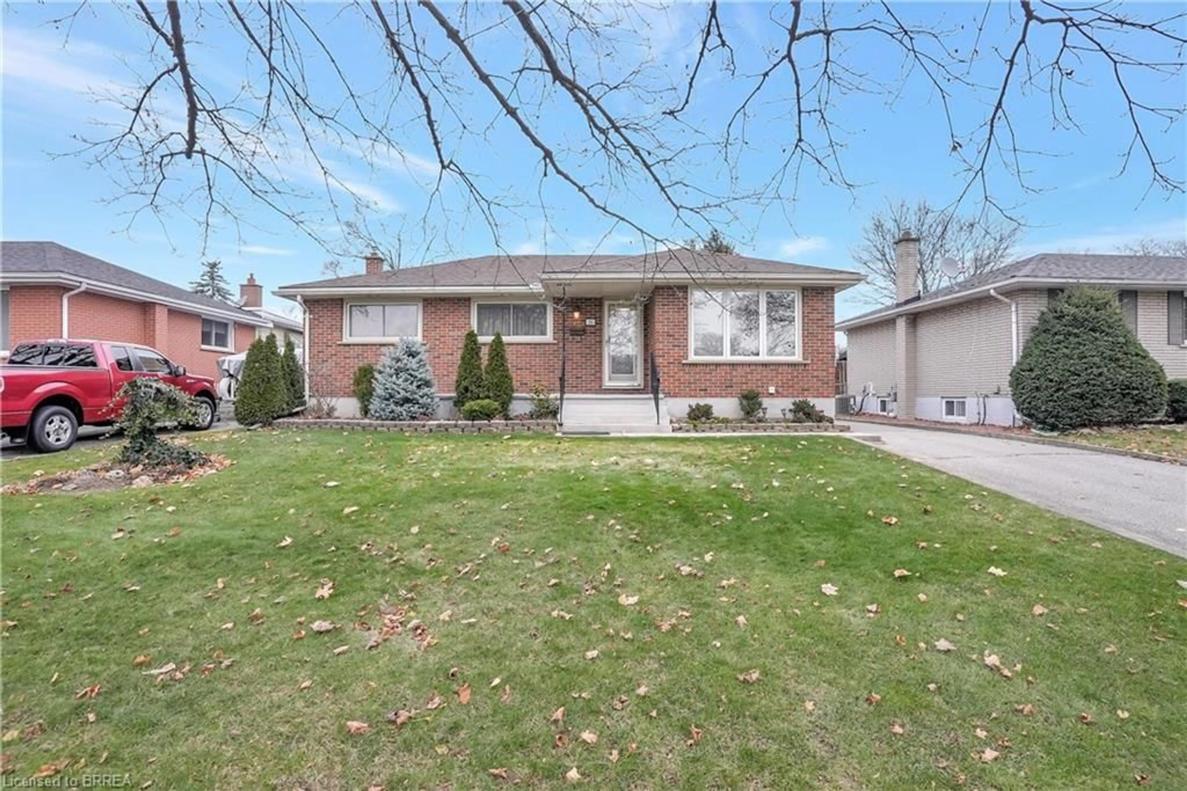 Frontside or backside of a home, the street view for 34 Wiltshire Dr, Brantford Ontario N3R 5A9