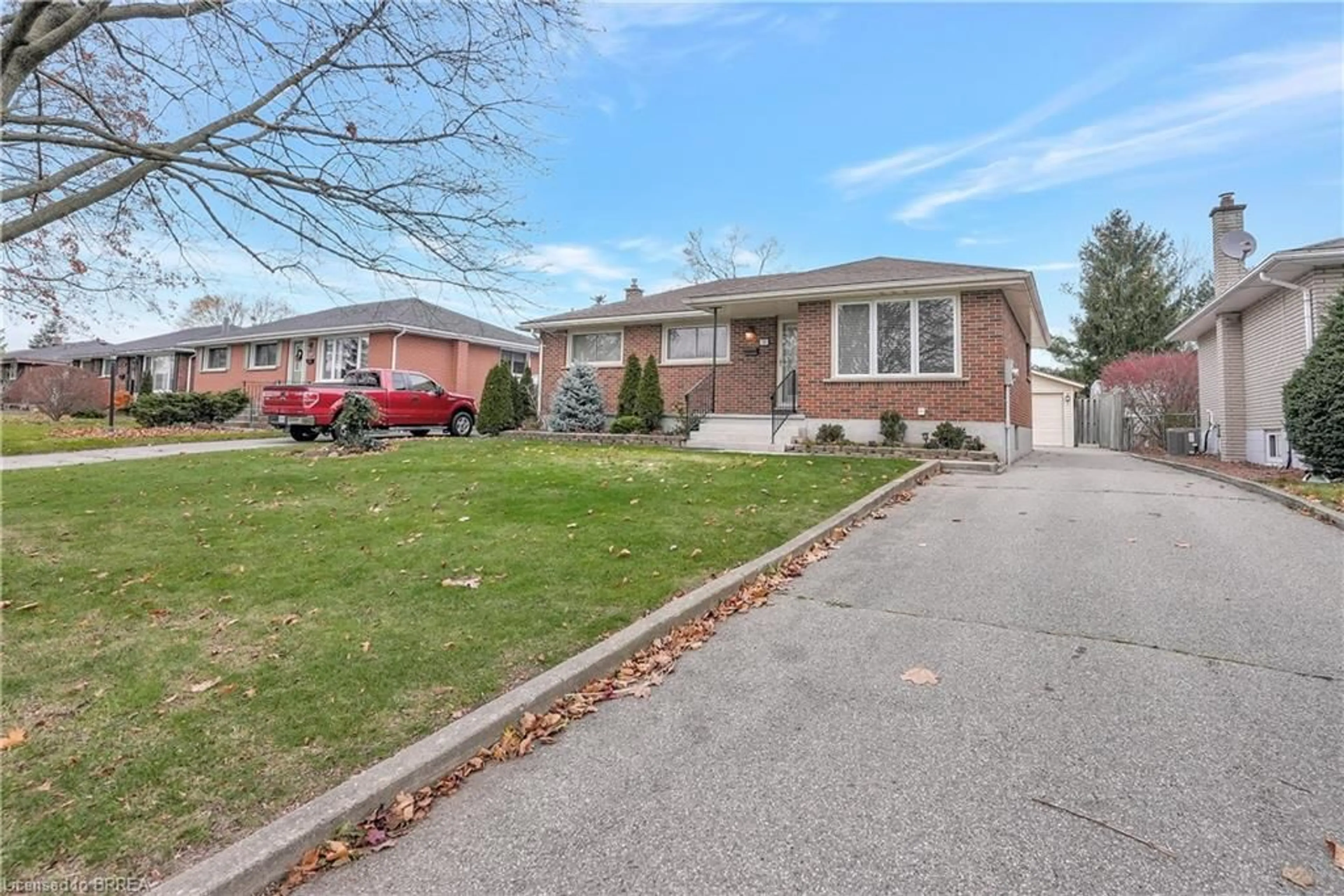 Frontside or backside of a home, the street view for 34 Wiltshire Dr, Brantford Ontario N3R 5A9