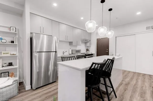 Additional property image - 15 Queen St Unit 812