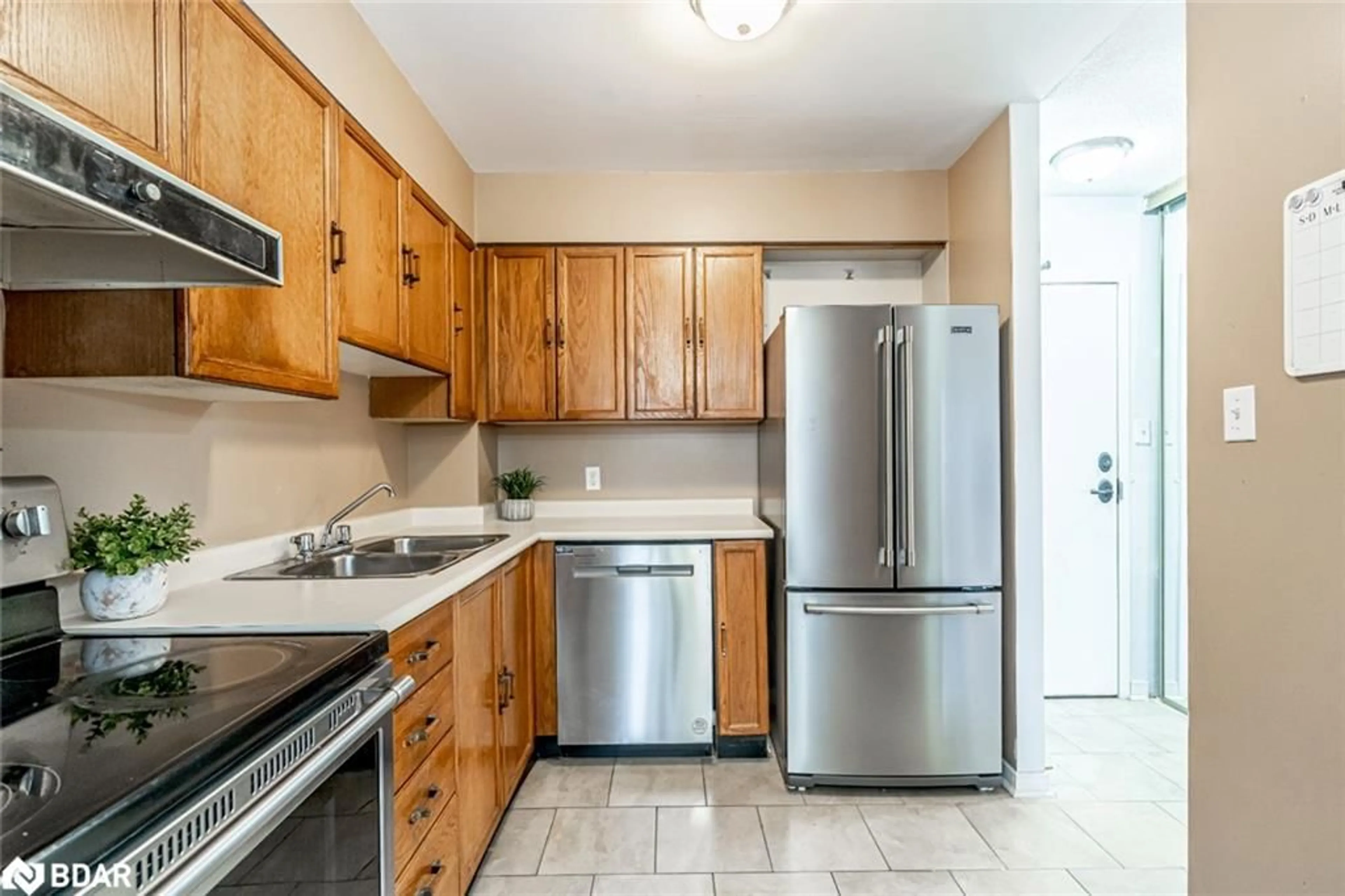 Standard kitchen, wood floors, cottage for 1047 Mississaga Street West #301, Orillia Ontario L3V 3C7