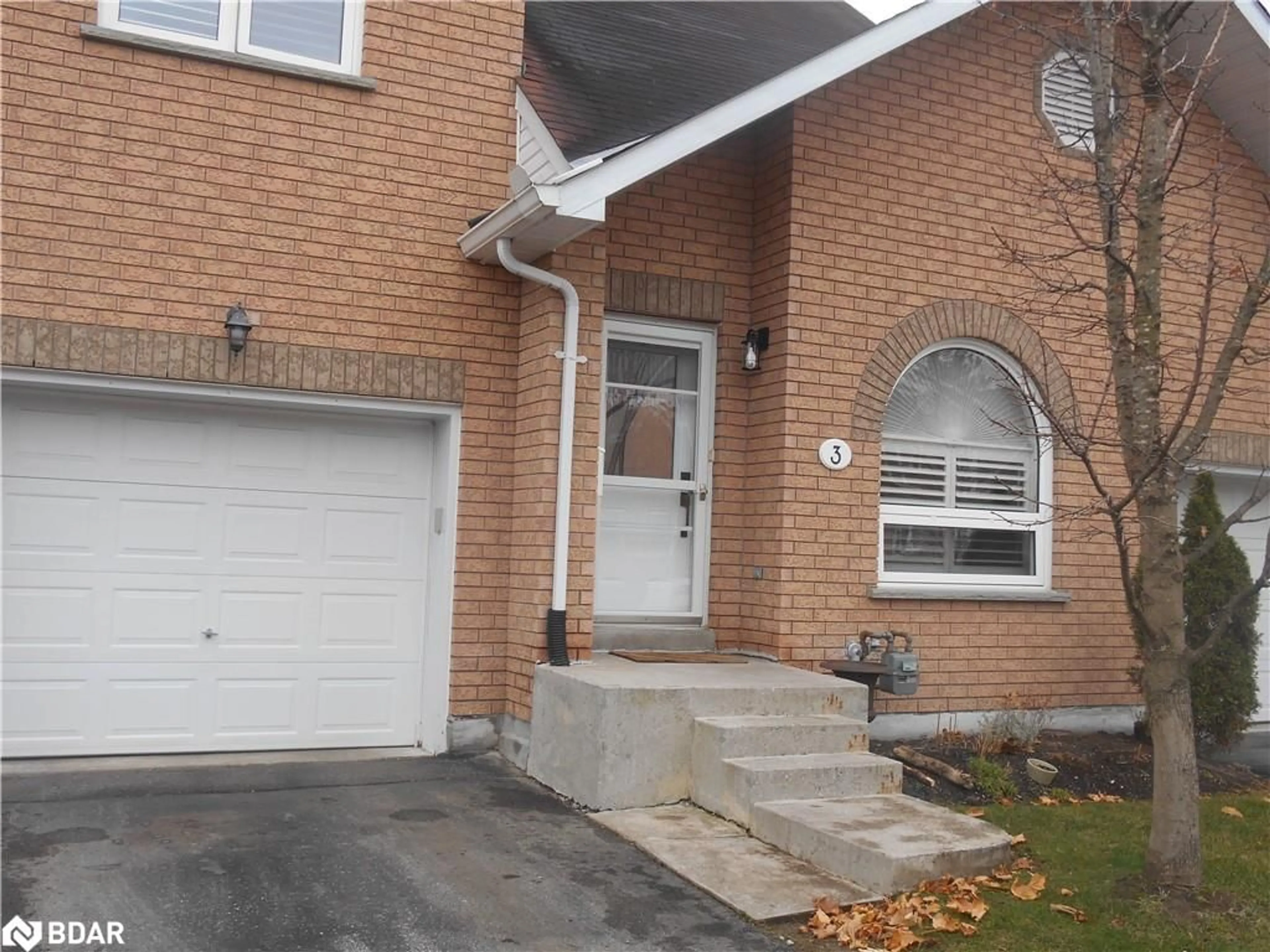 A pic from exterior of the house or condo, the street view for 318 Little Ave #3, Barrie Ontario L4N 2Z6