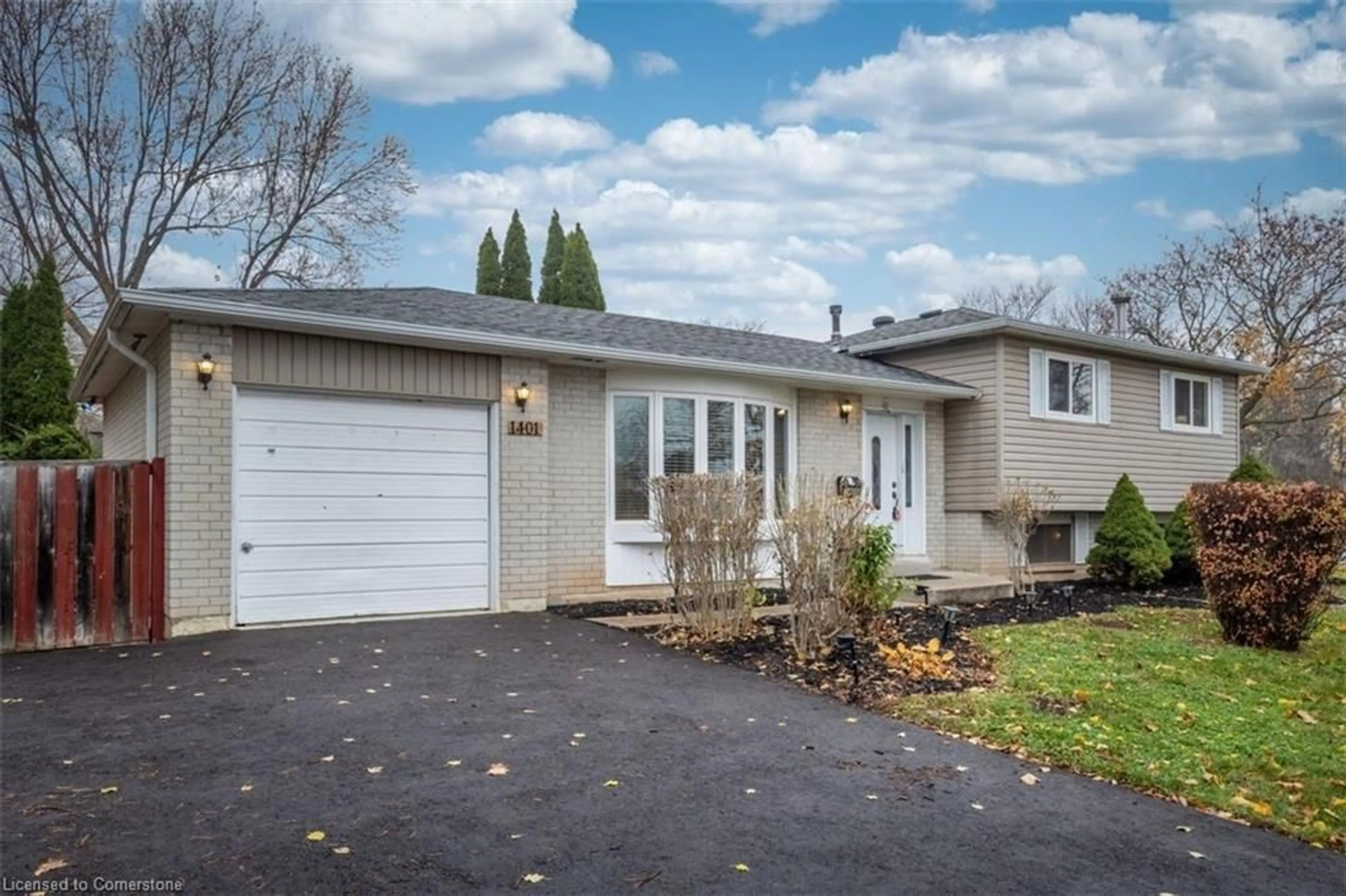 Frontside or backside of a home, cottage for 1401 Thornton Rd, Burlington Ontario L7M 1N6