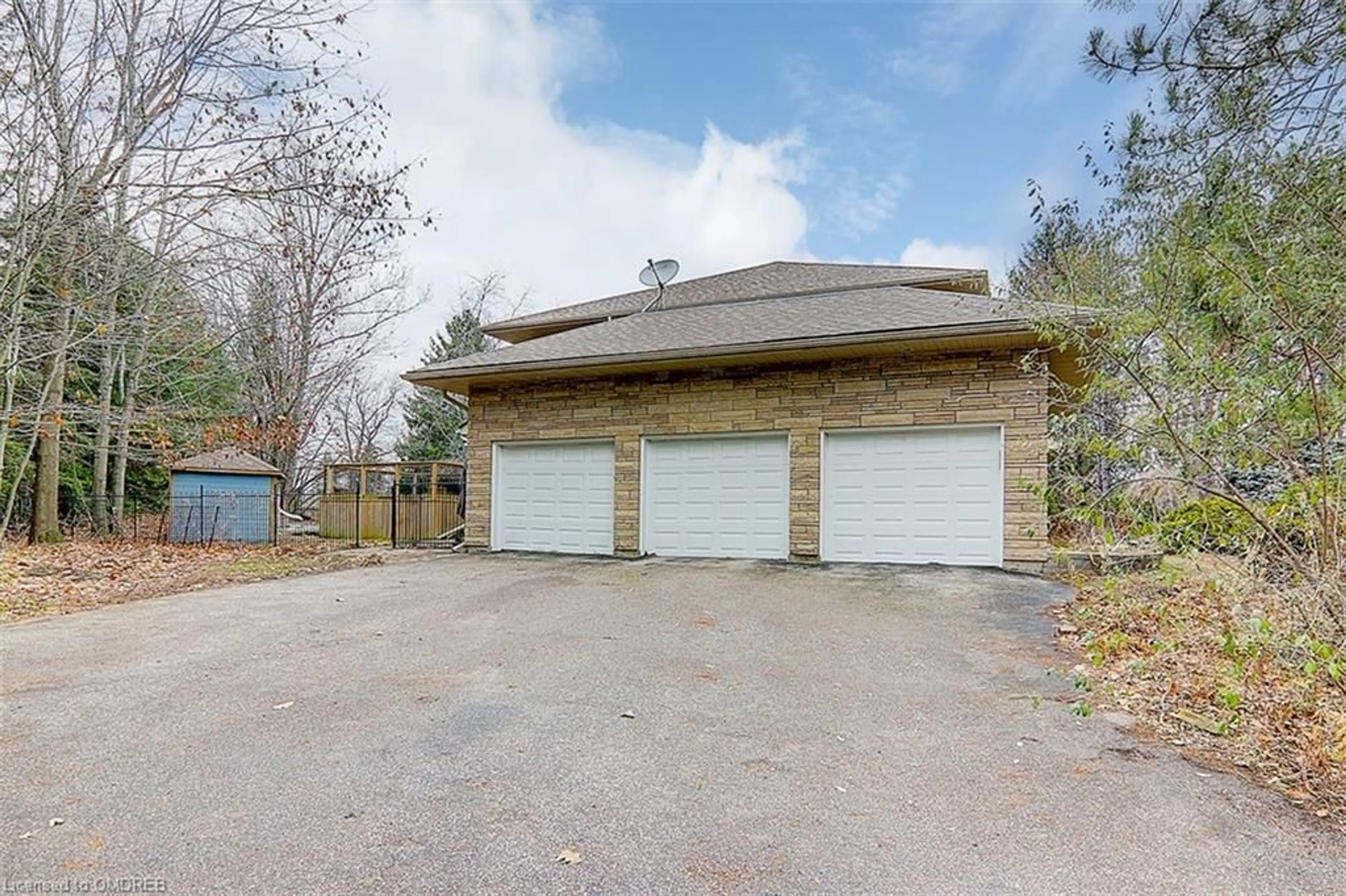 Frontside or backside of a home, the street view for 8 Bristol Sands Cres, Uxbridge Ontario L4A 7X4