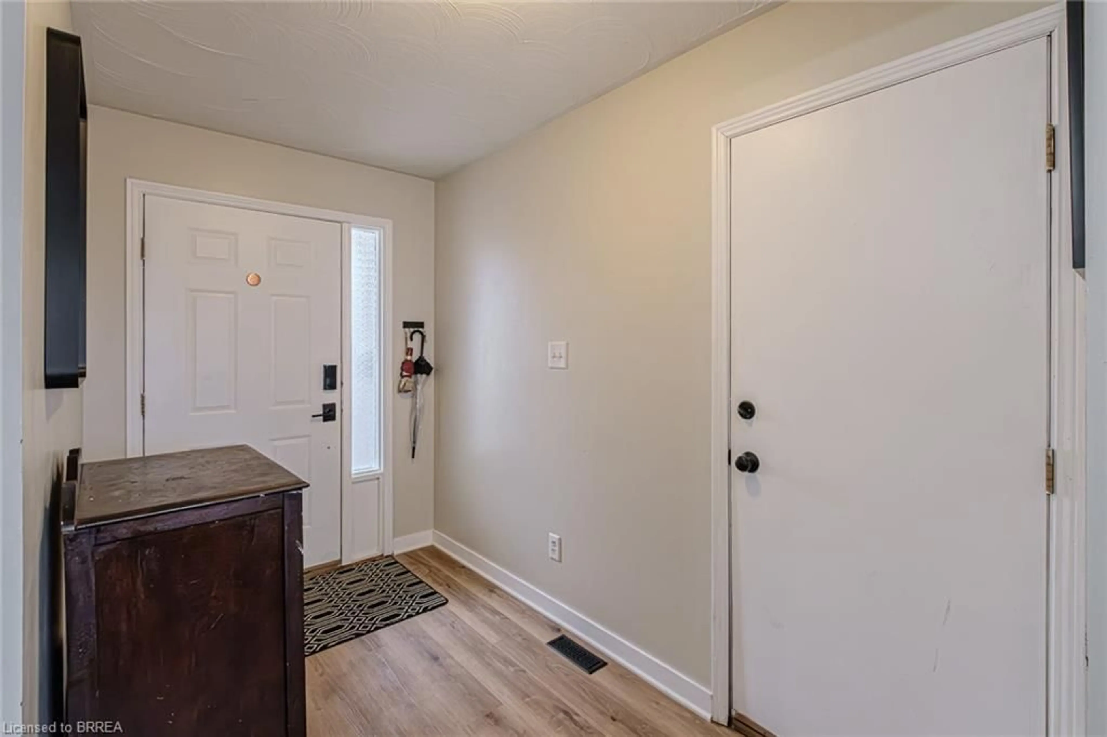 Indoor entryway, wood floors for 261 Brantwood Park Rd, Brantford Ontario N3P 1P2