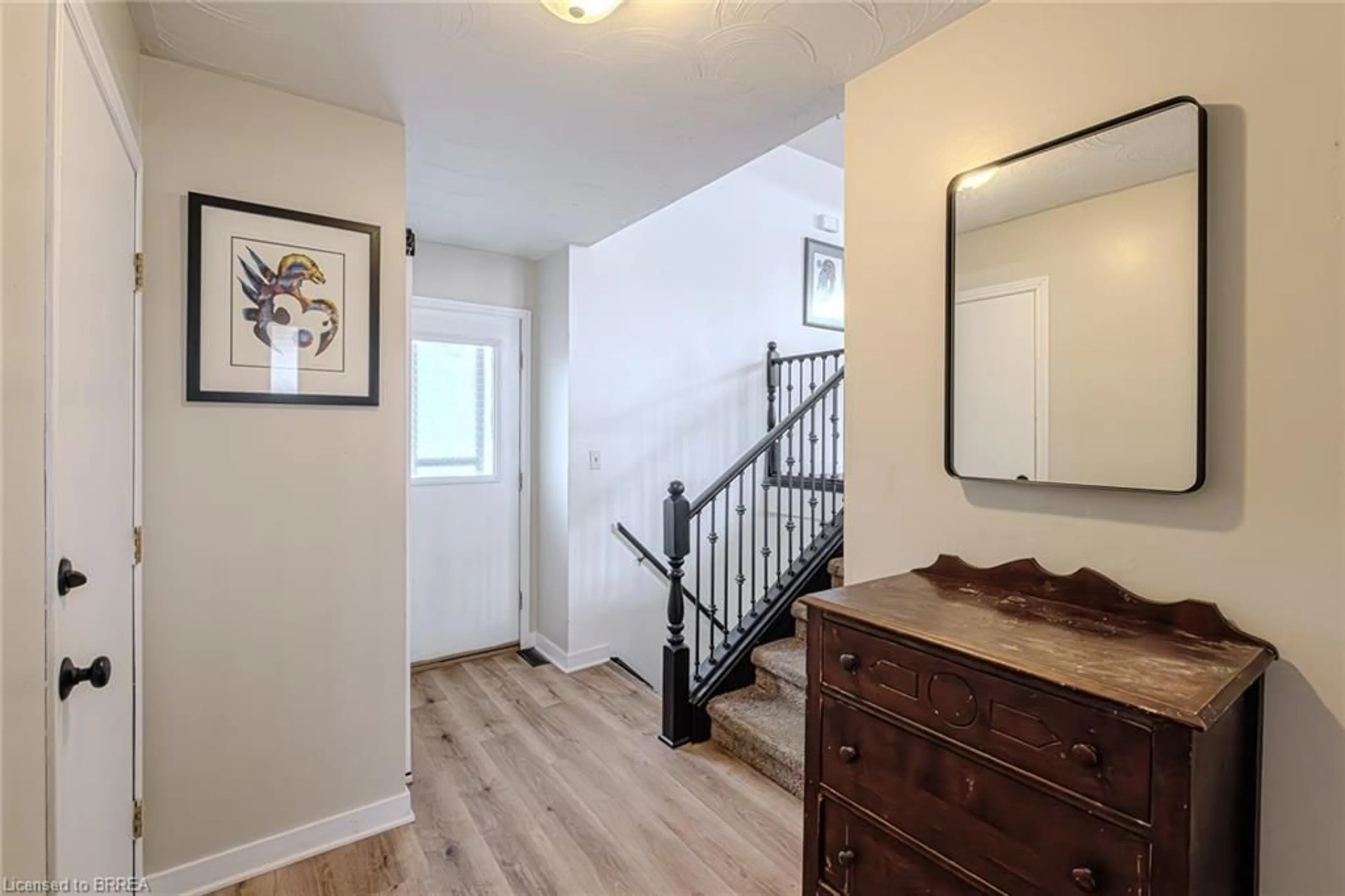 Indoor entryway, wood floors for 261 Brantwood Park Rd, Brantford Ontario N3P 1P2