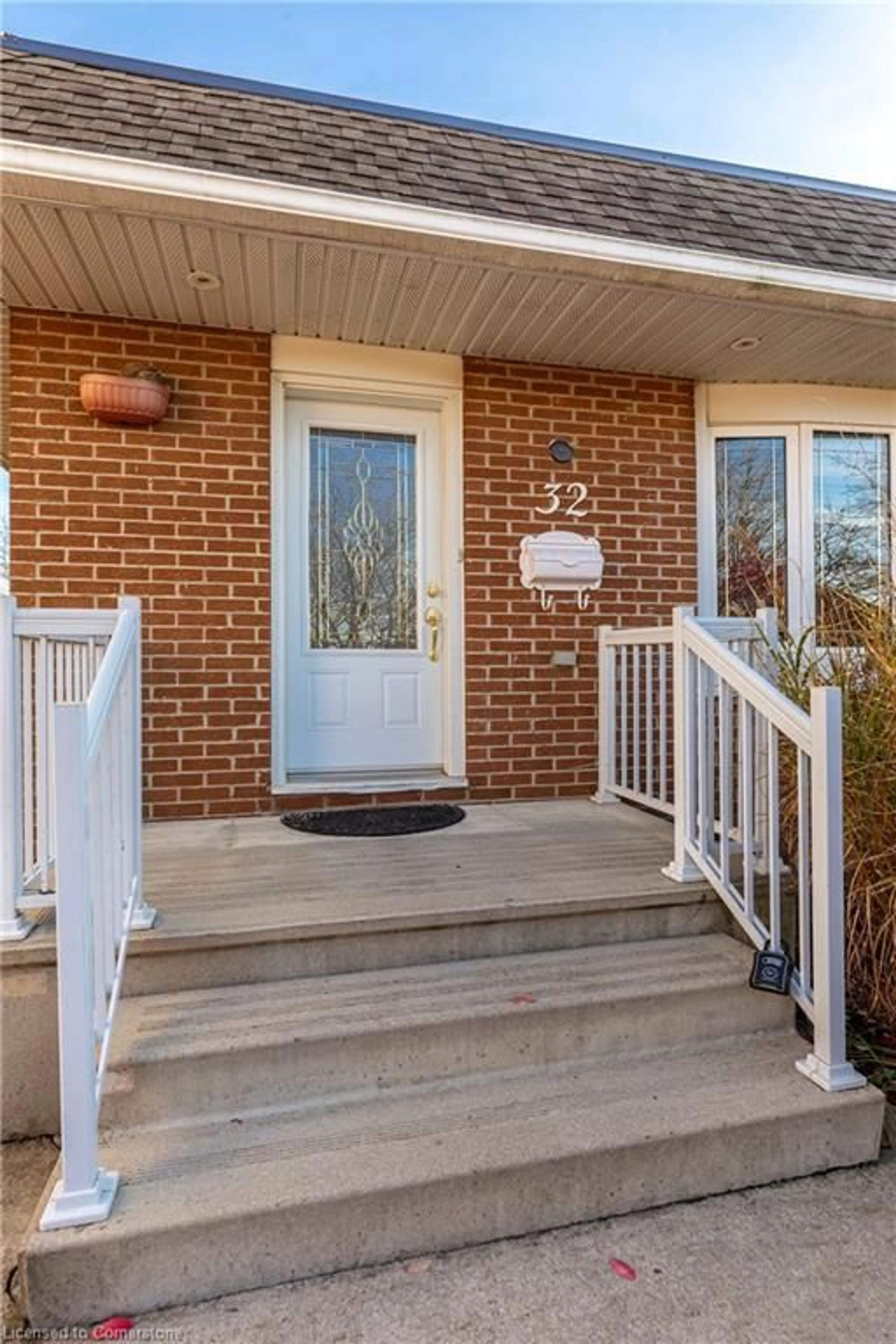 Indoor entryway, wood floors for 32 Audubon St, Stoney Creek Ontario L8J 1J7