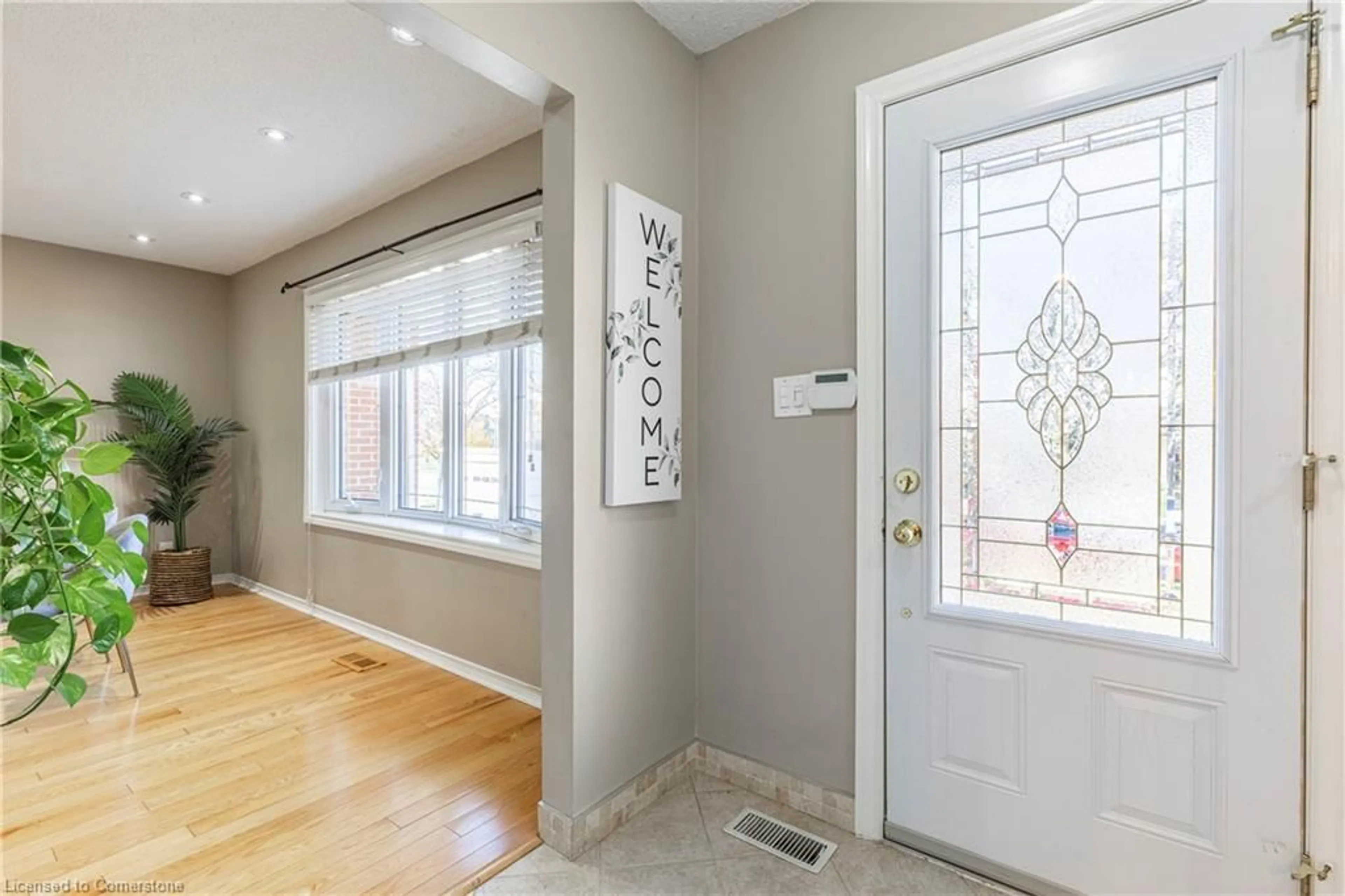 Indoor entryway, wood floors for 32 Audubon St, Stoney Creek Ontario L8J 1J7