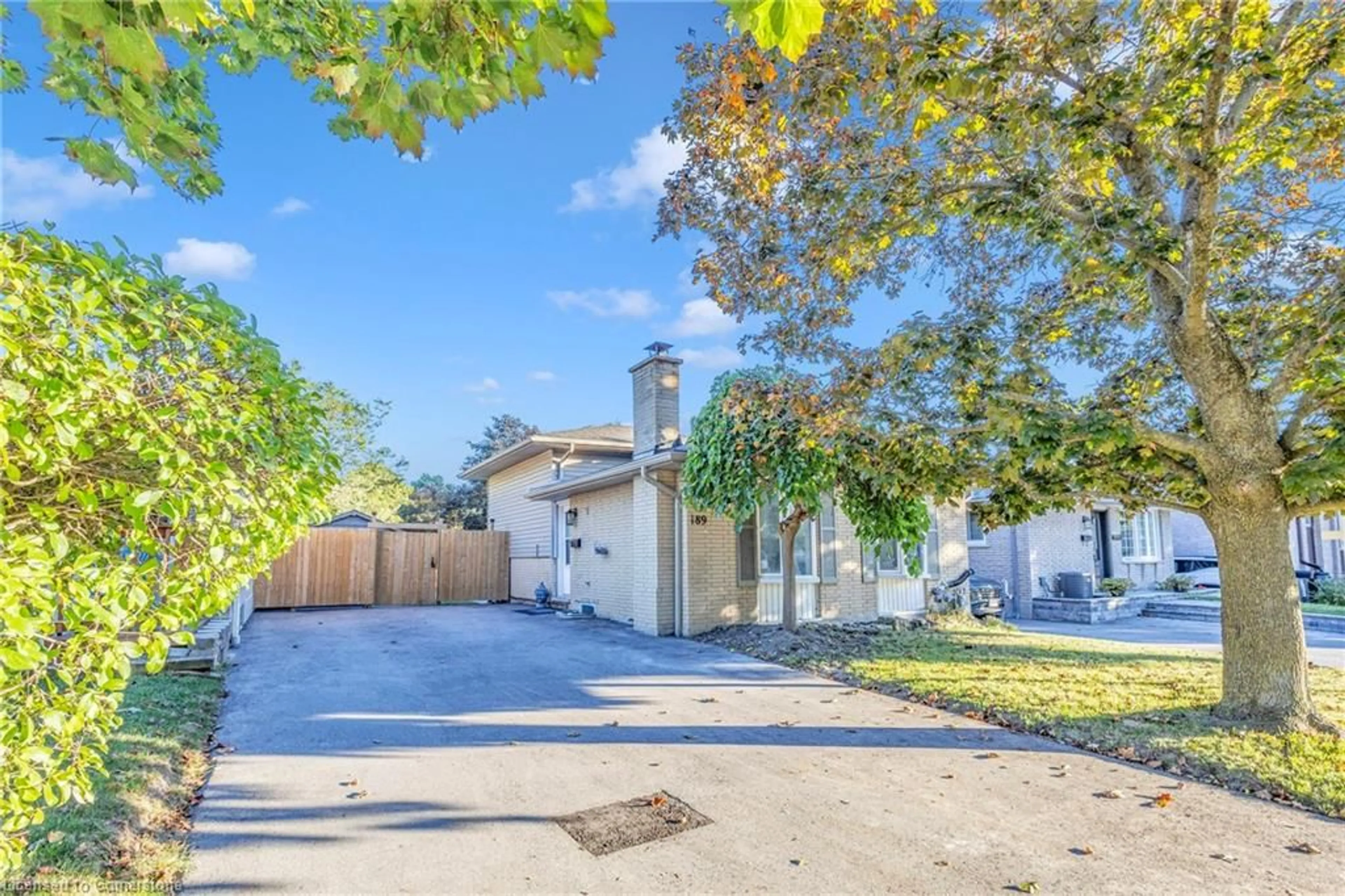 A pic from exterior of the house or condo, the street view for 189 Country Club Dr, Guelph Ontario N1E 3K8