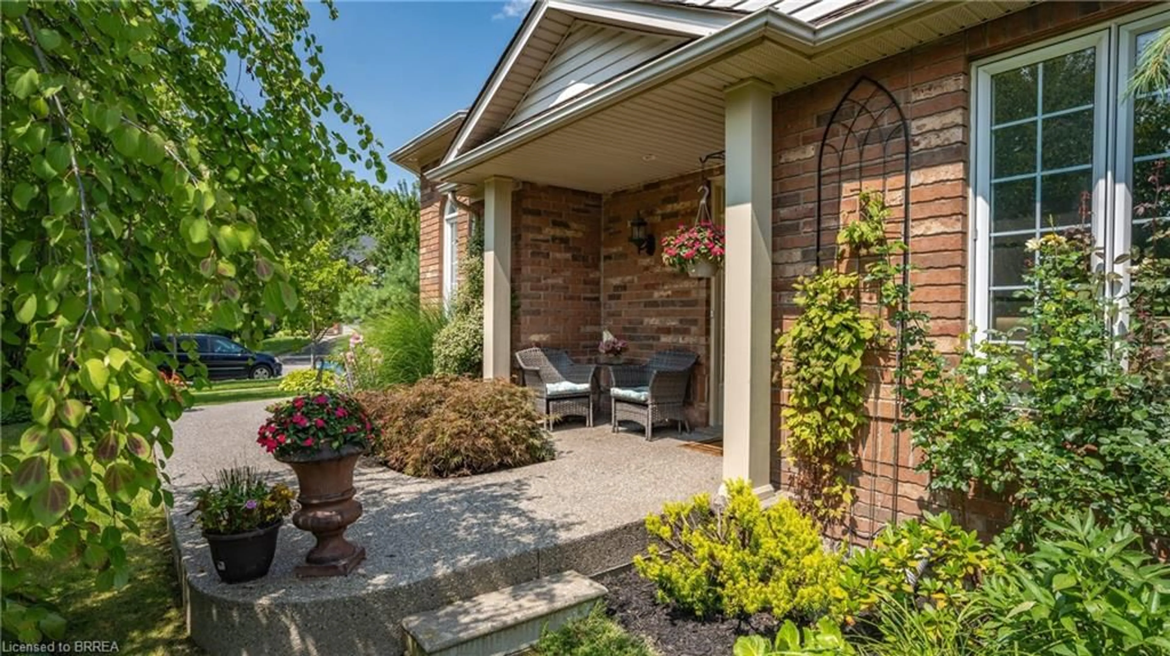 Patio, cottage for 137 Thoroughbred Blvd, Ancaster Ontario L9K 1N2