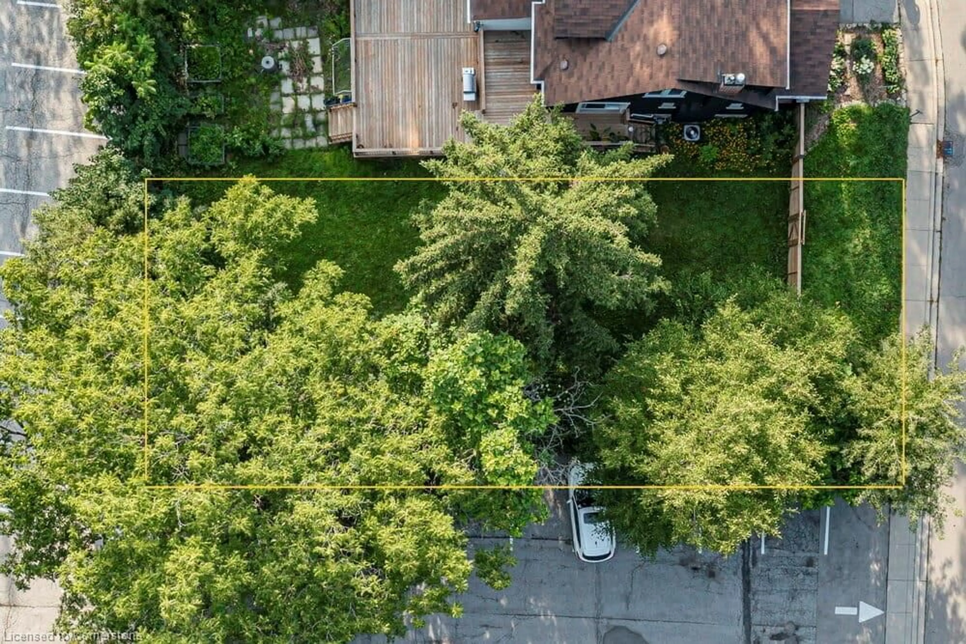 Patio, the street view for 112 Victoria St, Hamilton Ontario L9H 2C3