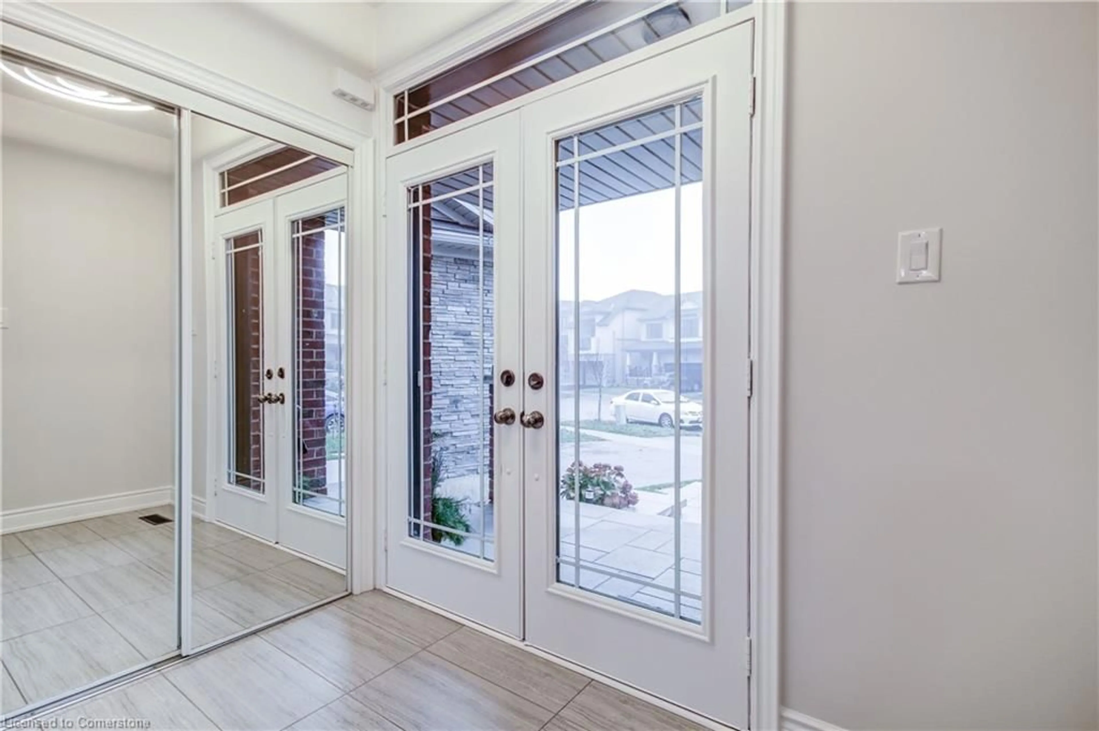 Indoor entryway, wood floors for 90 Pagebrook Cres, Hamilton Ontario L8J 1X5