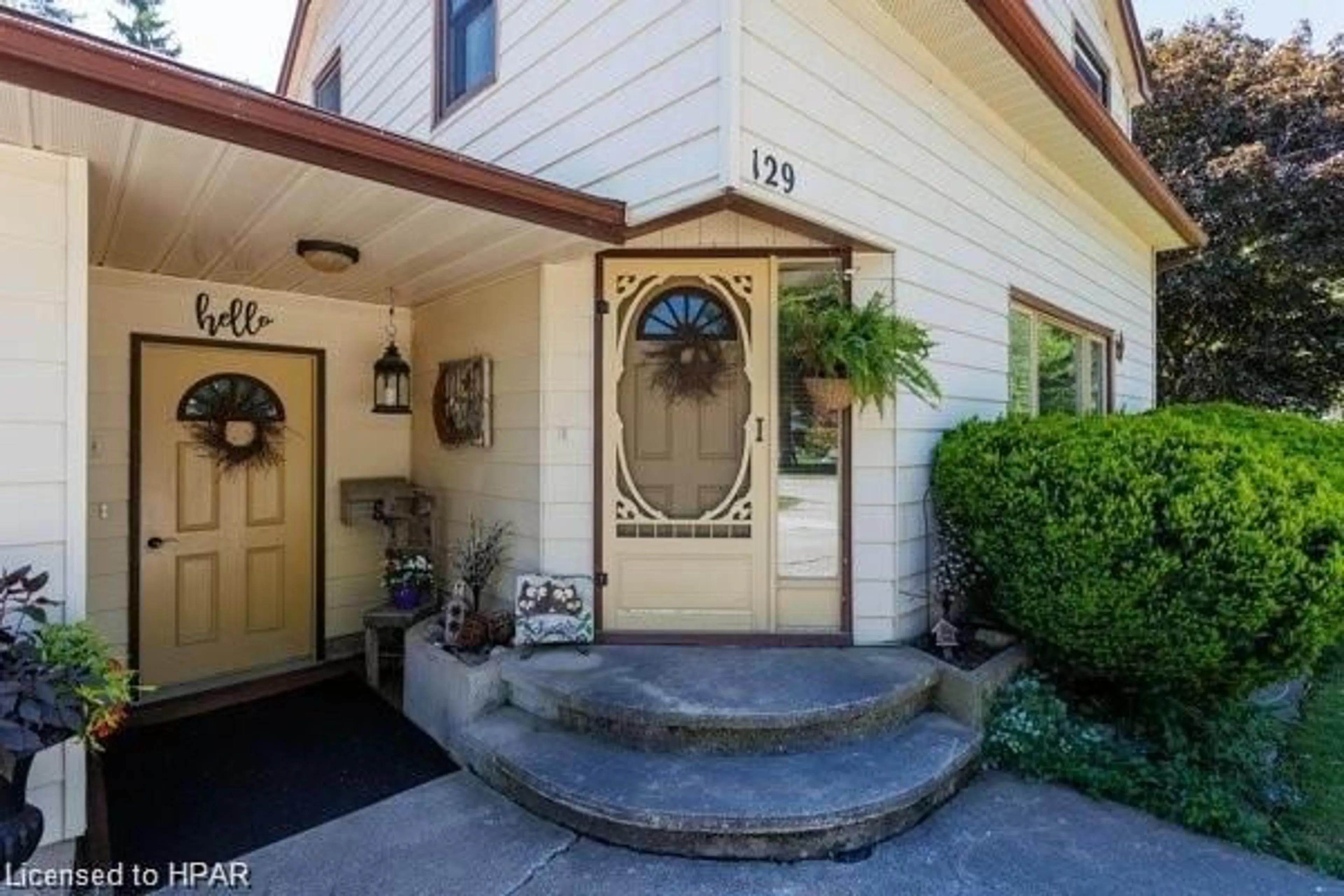 Indoor entryway for 129 King St, Atwood Ontario N0G 1B0