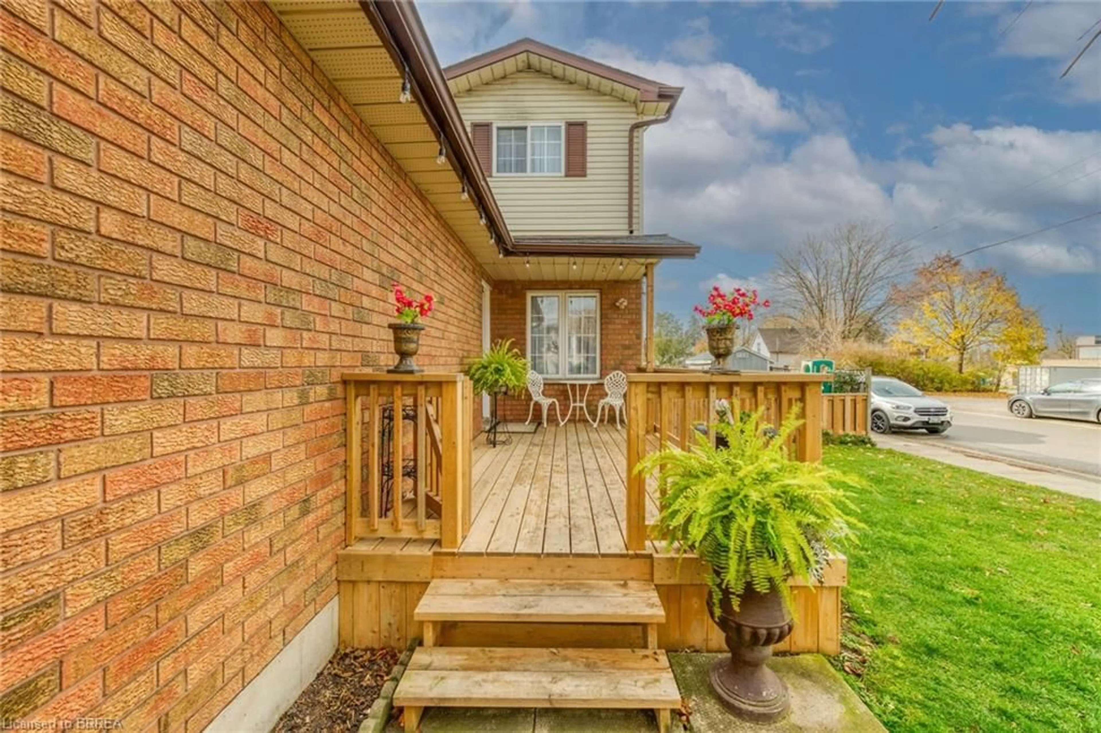 Patio, cottage for 62 St James St, Waterford Ontario N0E 1Y0