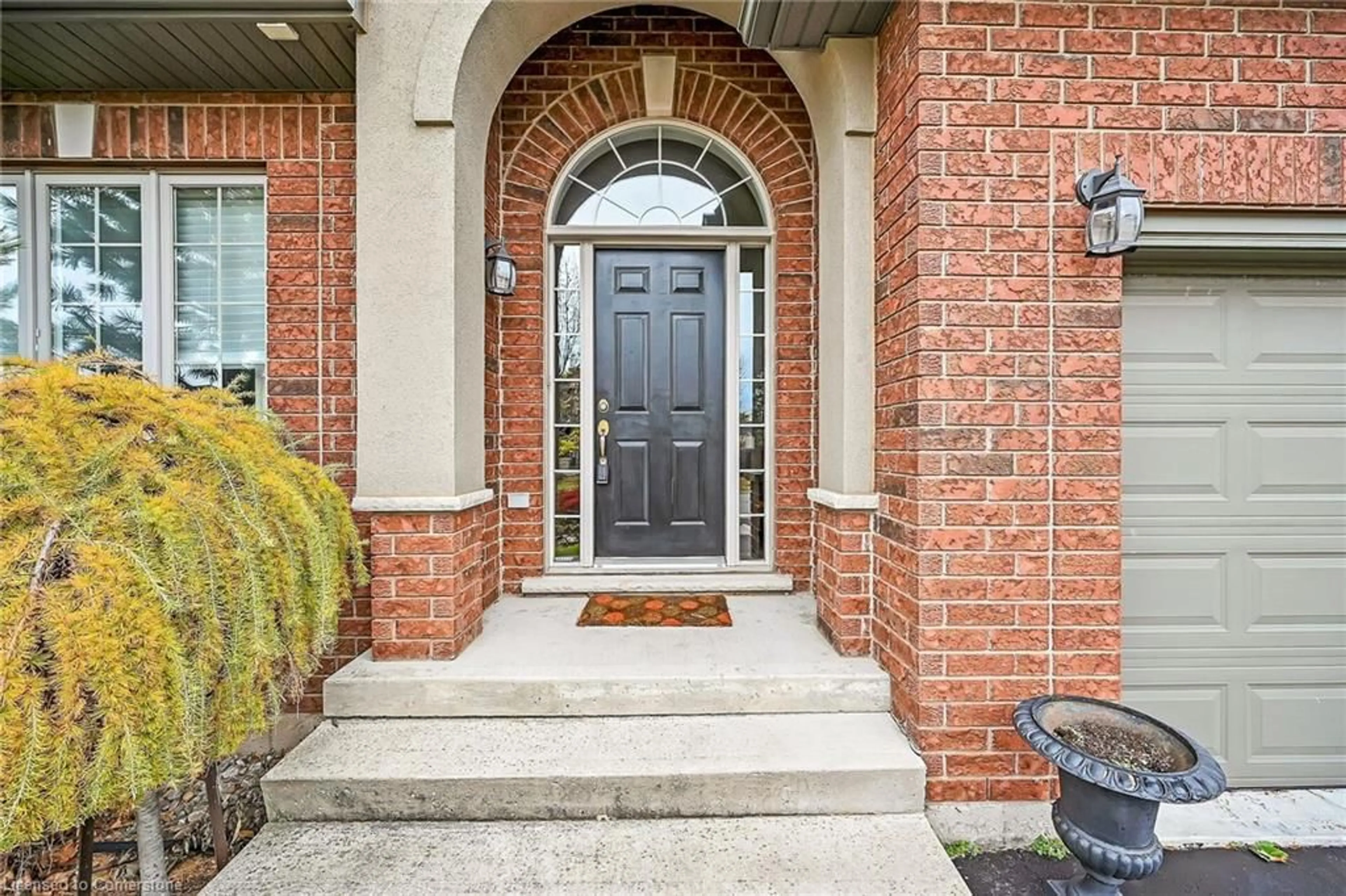 Indoor entryway, carpet floors for 4531 Frances Cres, Beamsville Ontario L3J 0E8