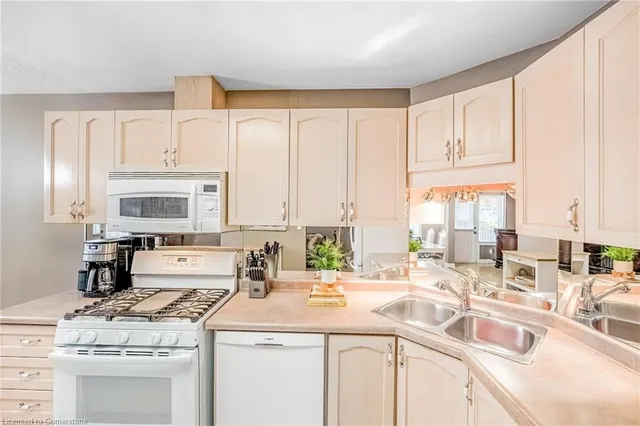 Additional image 23 of 1166 Upper Wentworth St