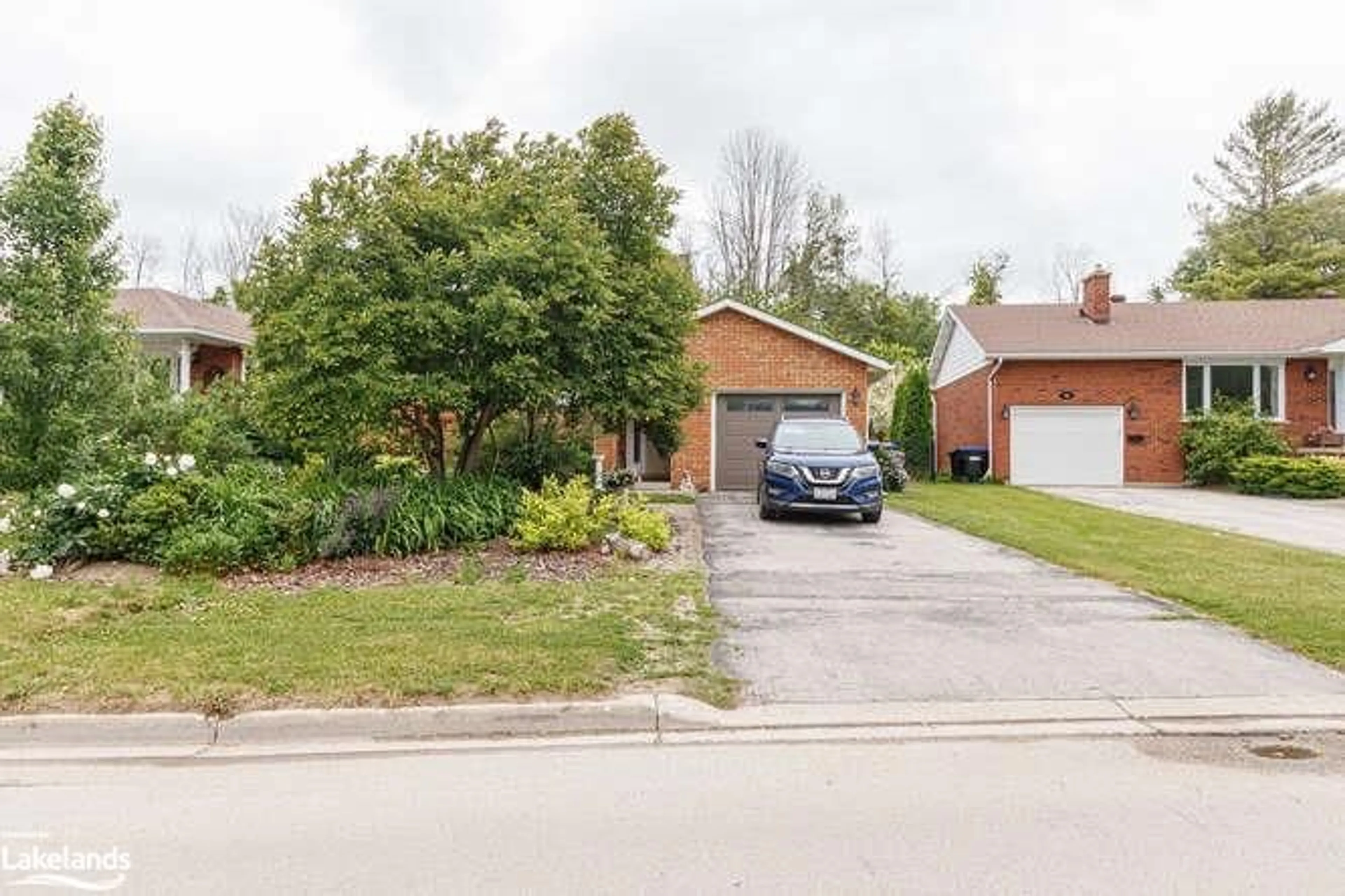 Frontside or backside of a home, the street view for 96 Lockhart Rd, Collingwood Ontario L9Y 4L6