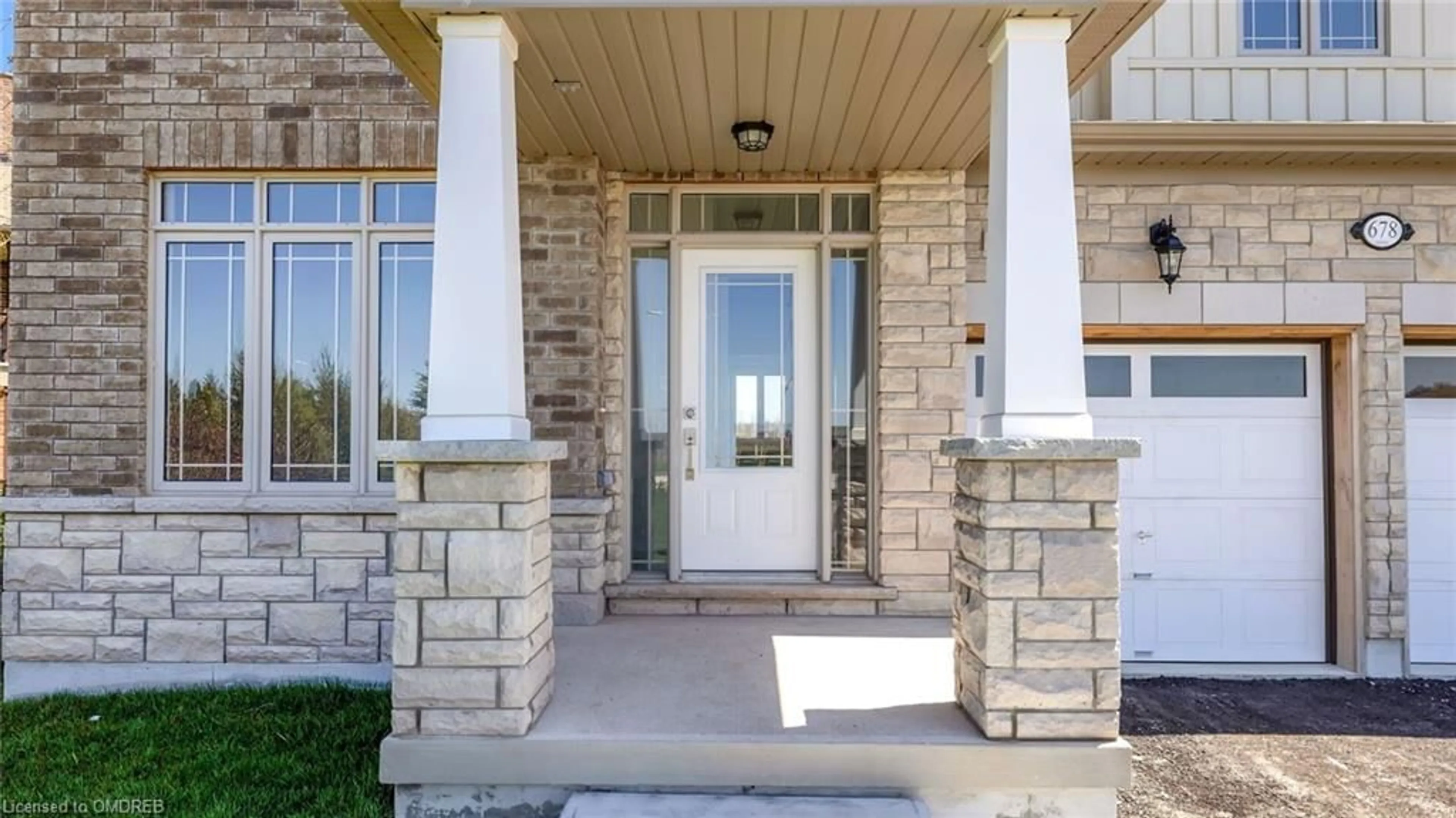 Indoor entryway, ceramic floors for 678 Daimler Pky, Welland Ontario L3B 6H9