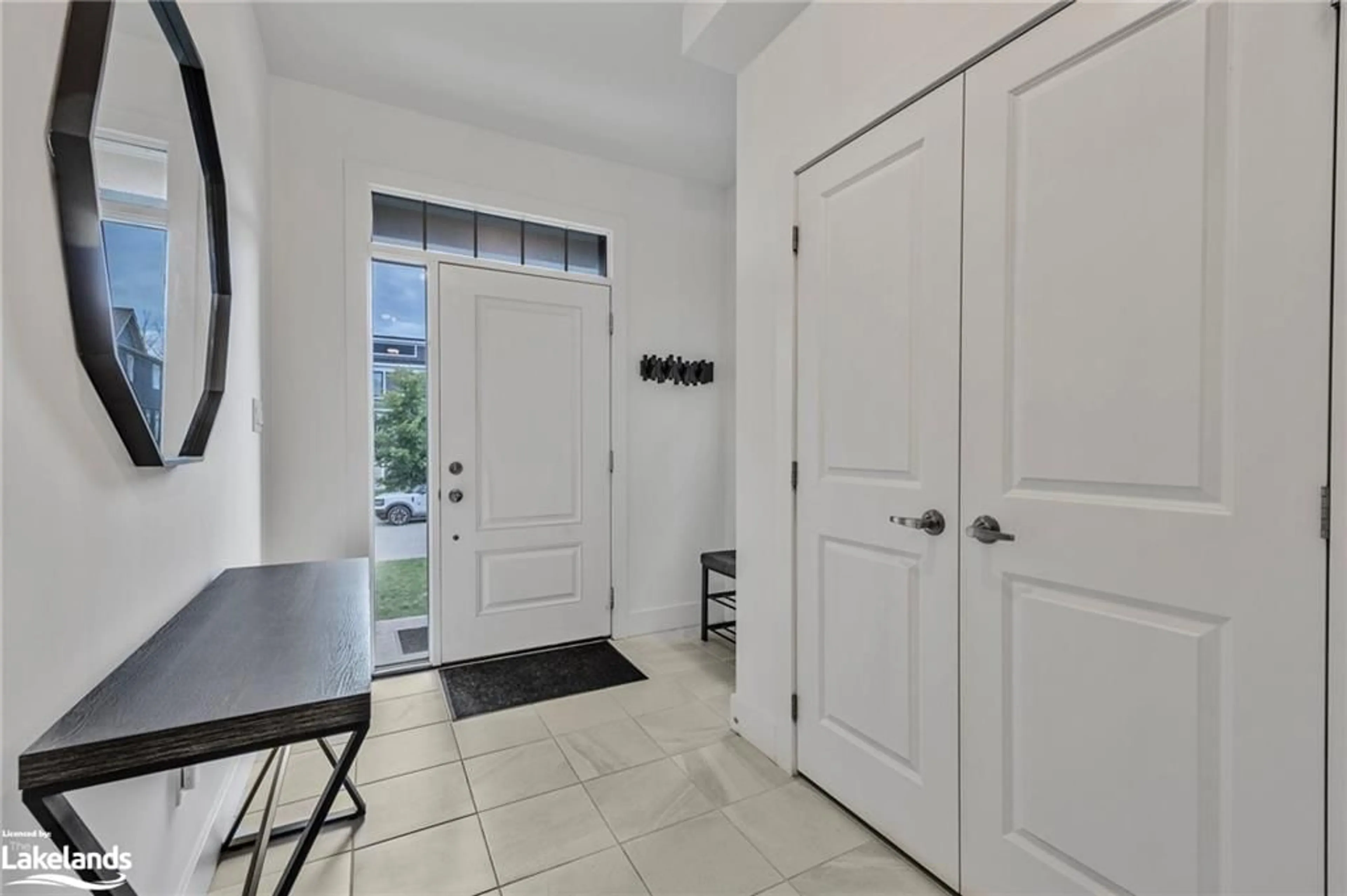 Indoor entryway, ceramic floors for 187 Yellow Birch Cres, The Blue Mountains Ontario L9Y 0Z3