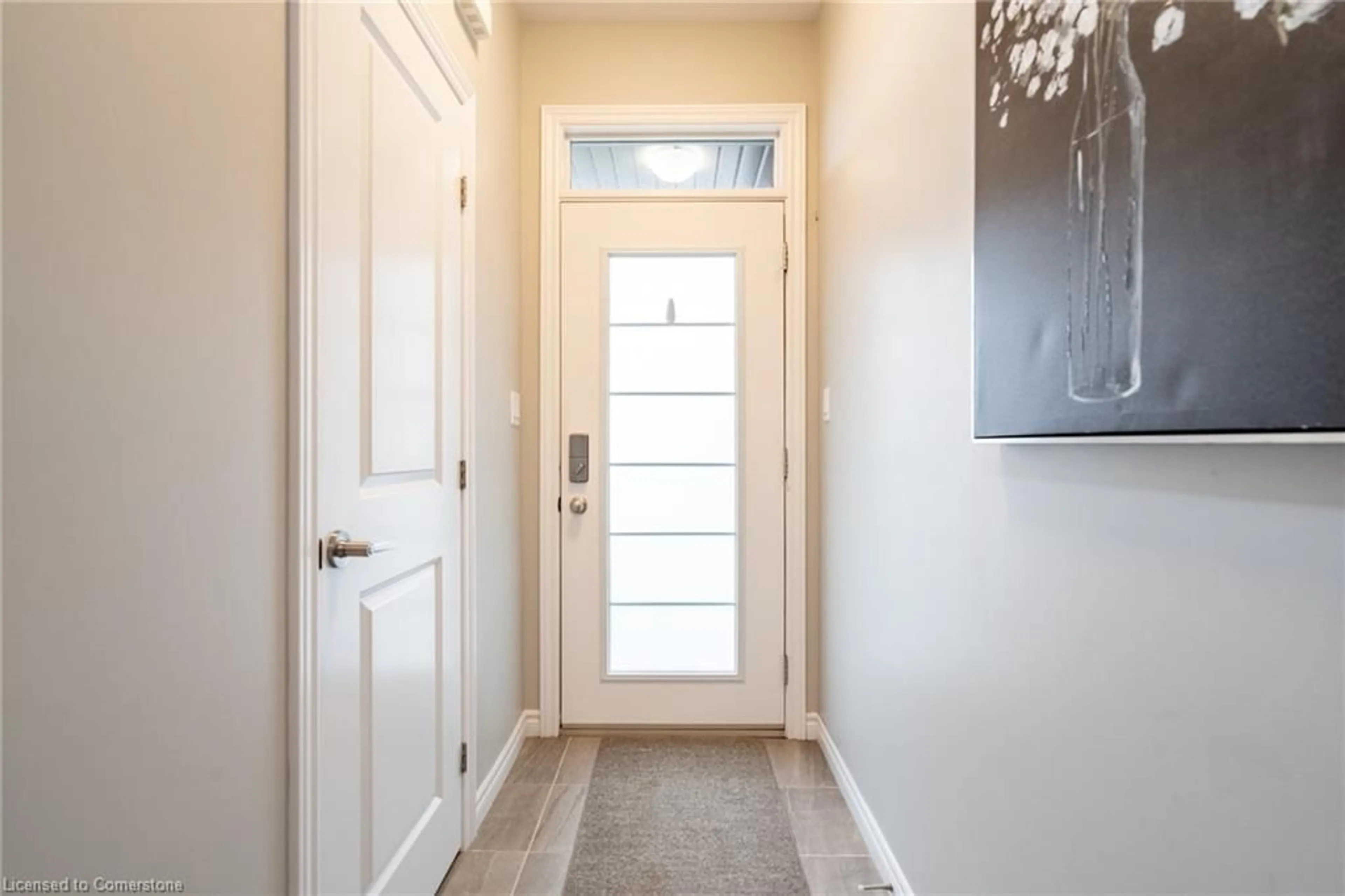 Indoor entryway, wood floors for 4012 Crown St, Beamsville Ontario L3J 0S3