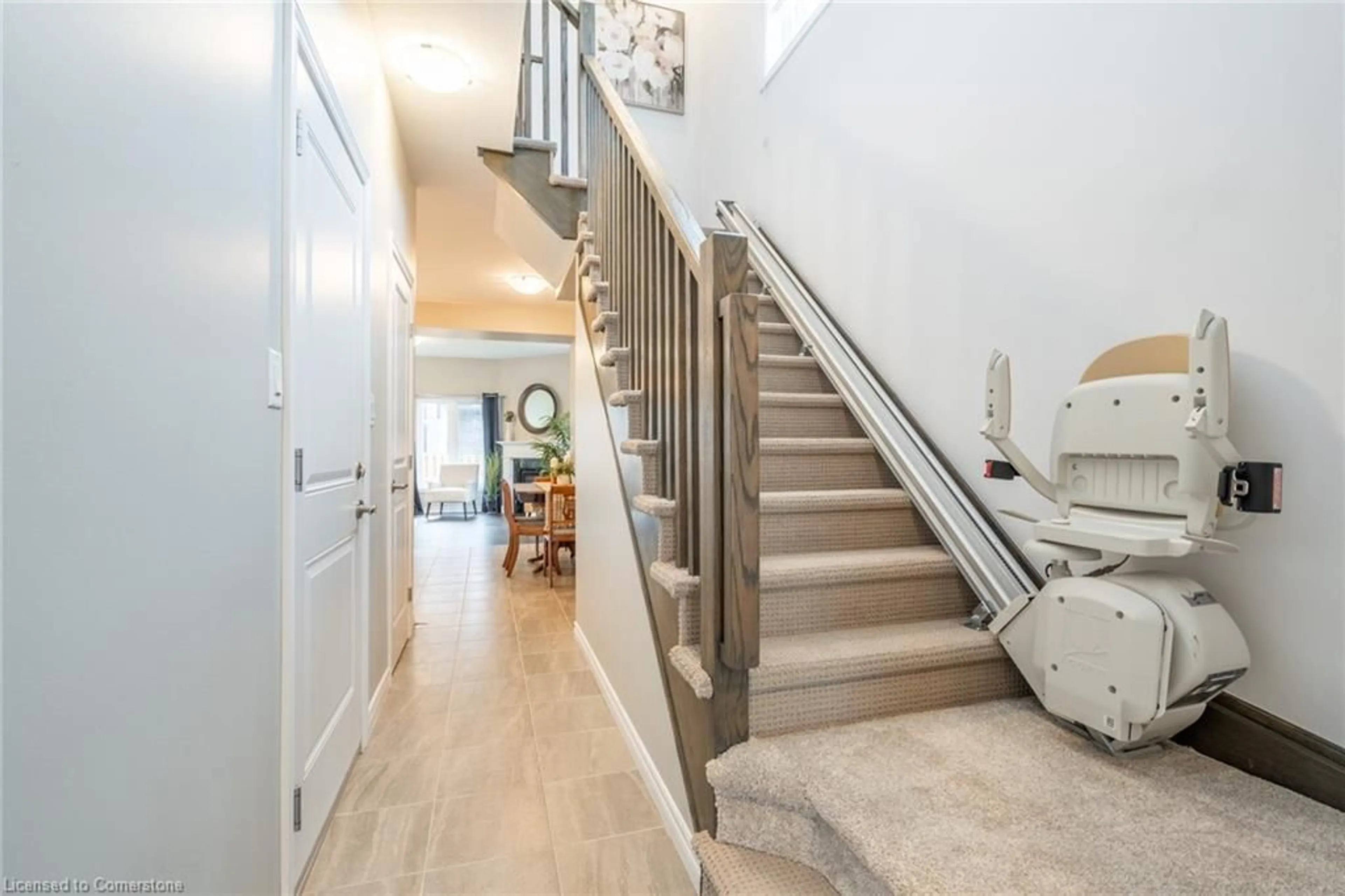 Indoor entryway, wood floors for 4012 Crown St, Beamsville Ontario L3J 0S3