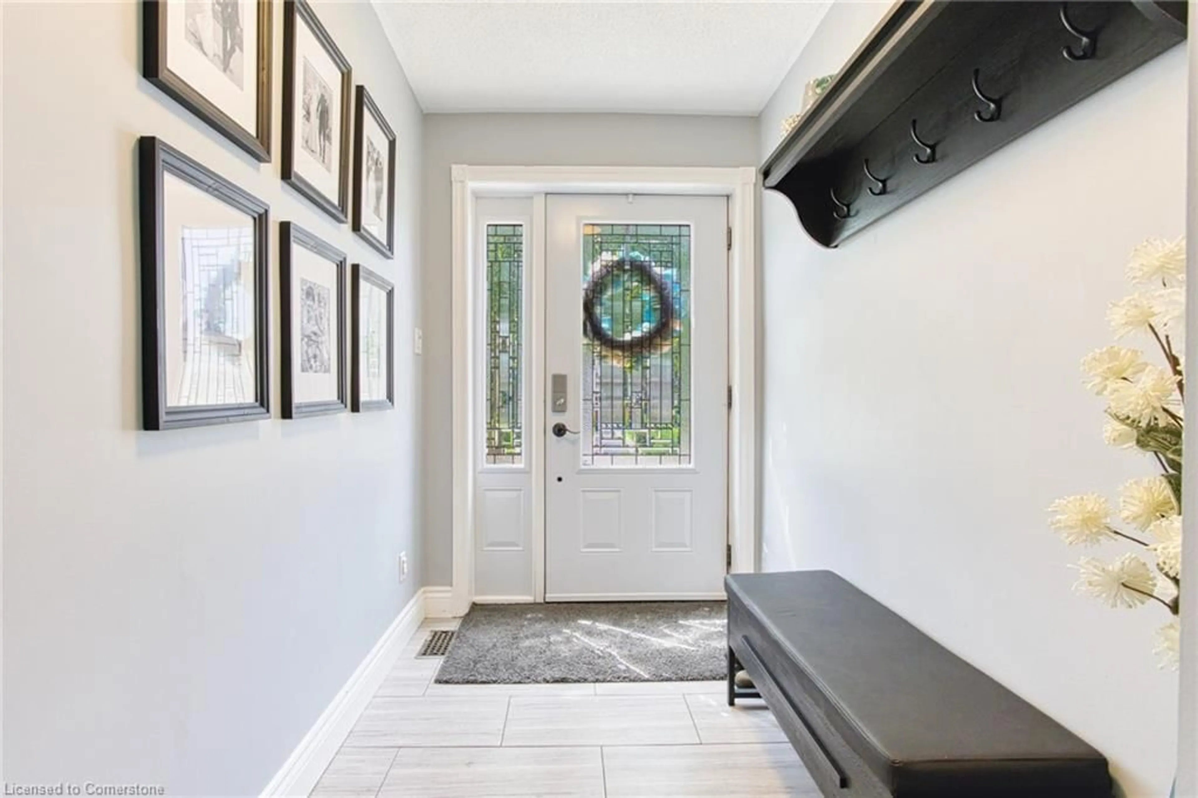 Indoor entryway, wood floors for 580 Fifty Rd, Stoney Creek Ontario L8E 5T5