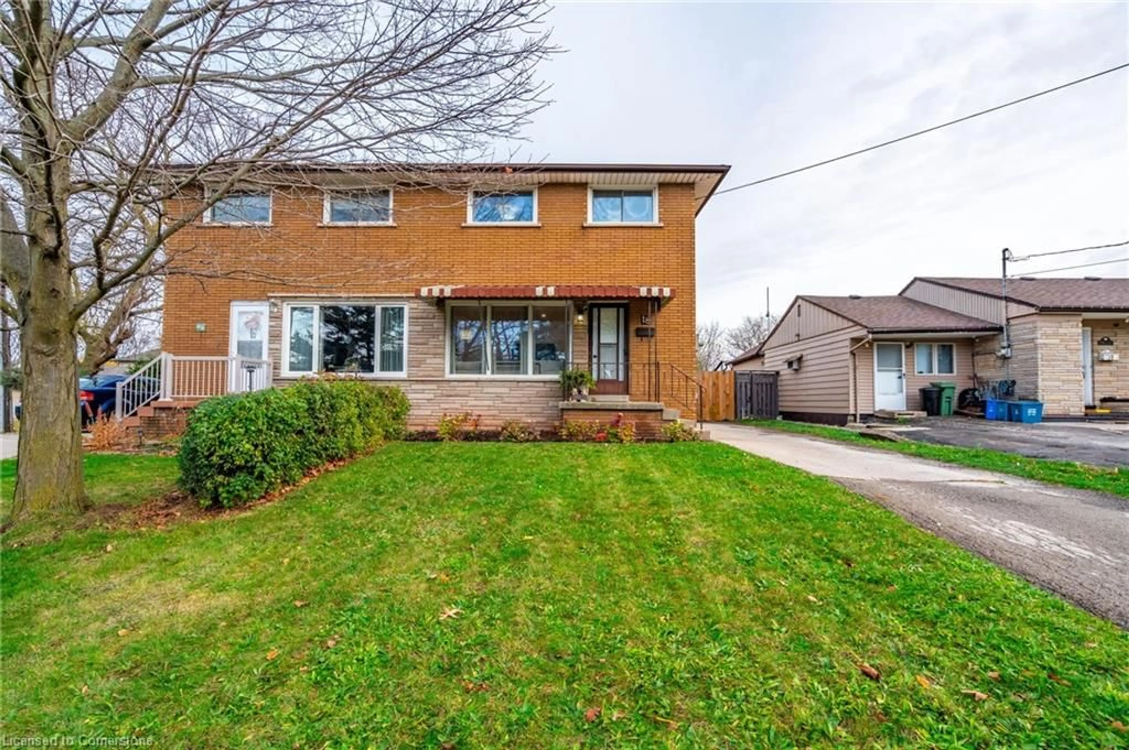 A pic from exterior of the house or condo, the street view for 18 Warwick Rd, Stoney Creek Ontario L8E 1Y3